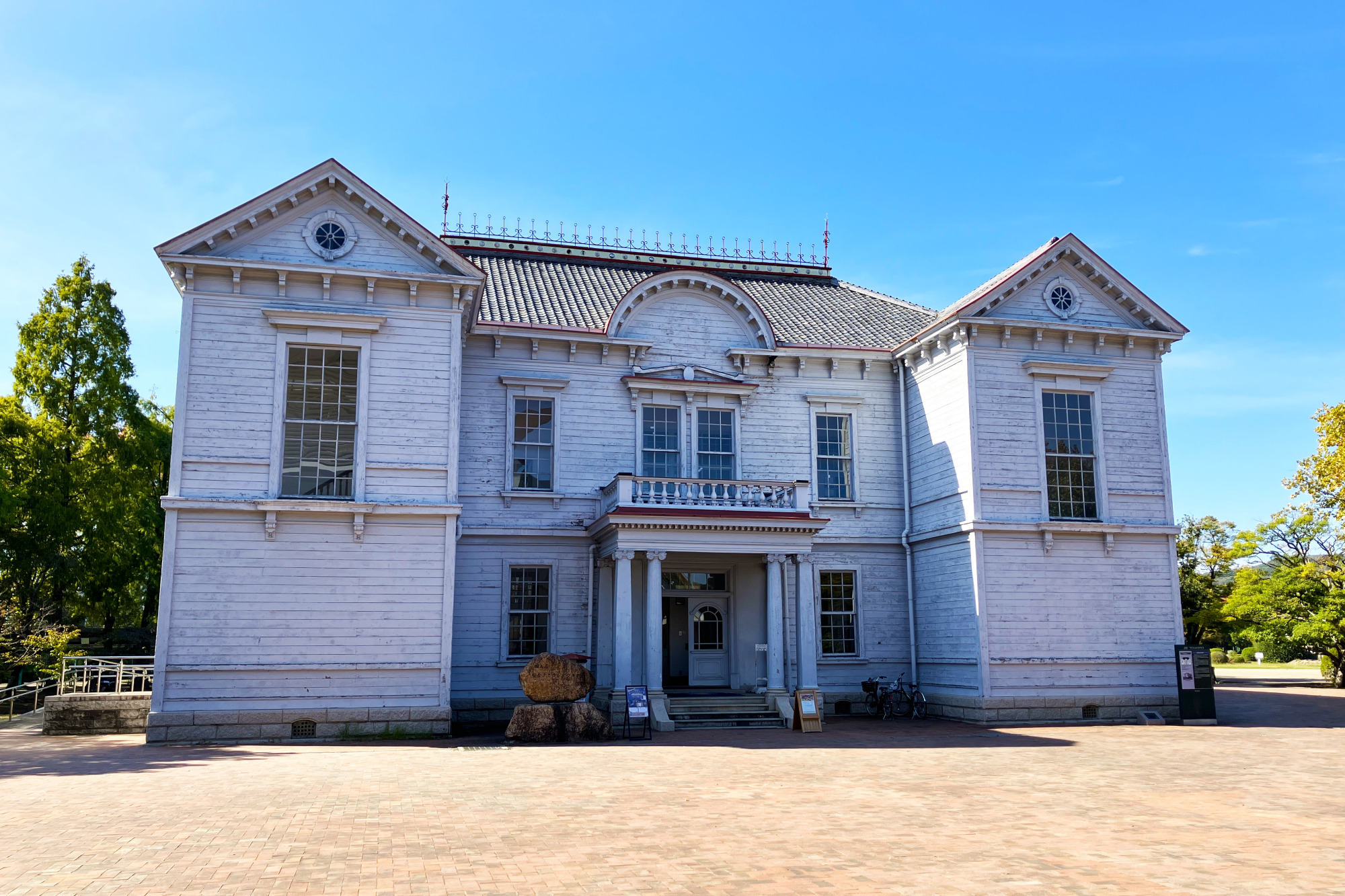 岡山県総合グラウンド内に移築現存する第17師団の「岡山偕行社」(現:総合グラウンドクラブ)