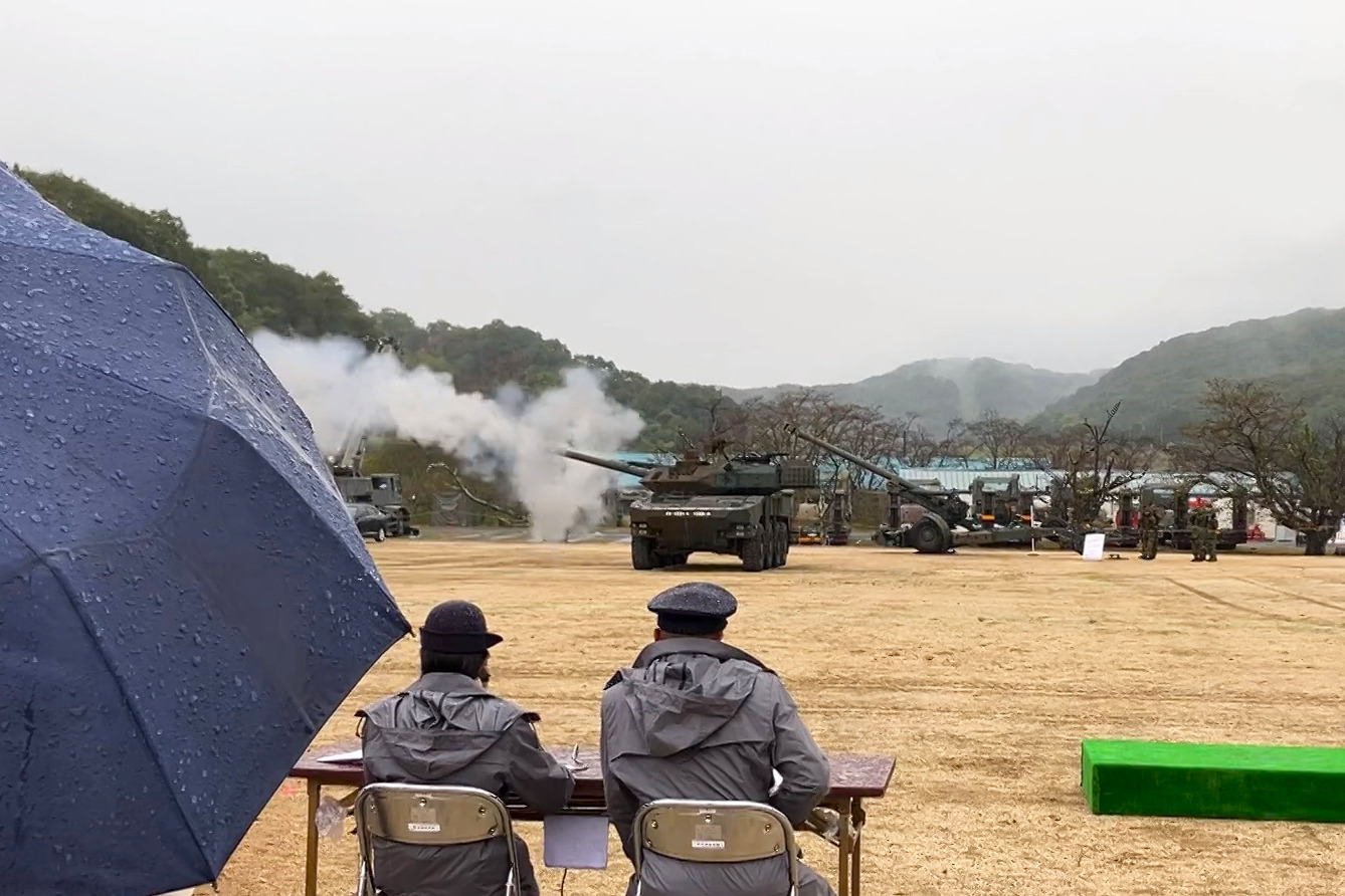 主砲を発射した直後の硝煙