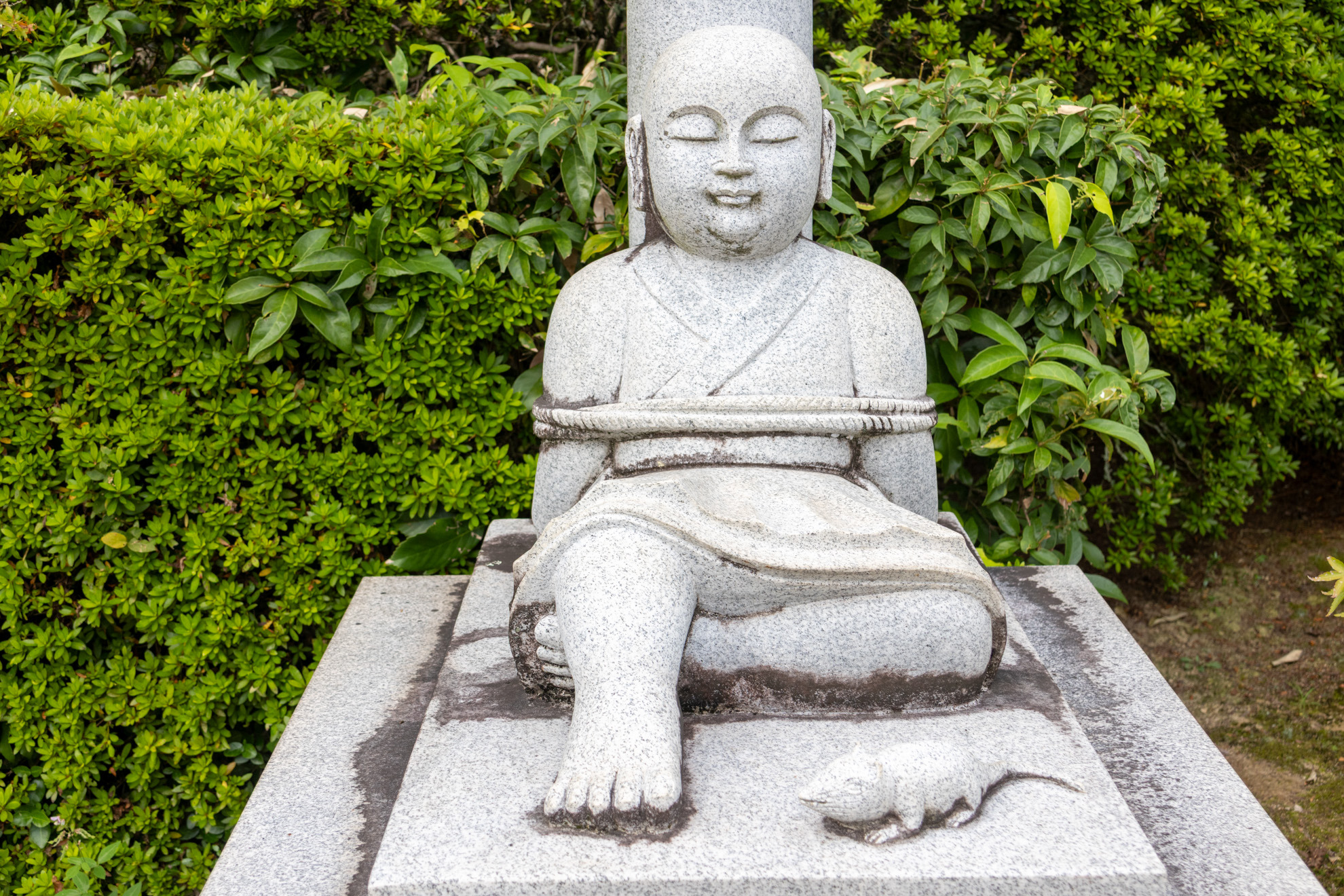 境内には涙でネズミの絵を描いたエピソードにちなんだ雪舟像も