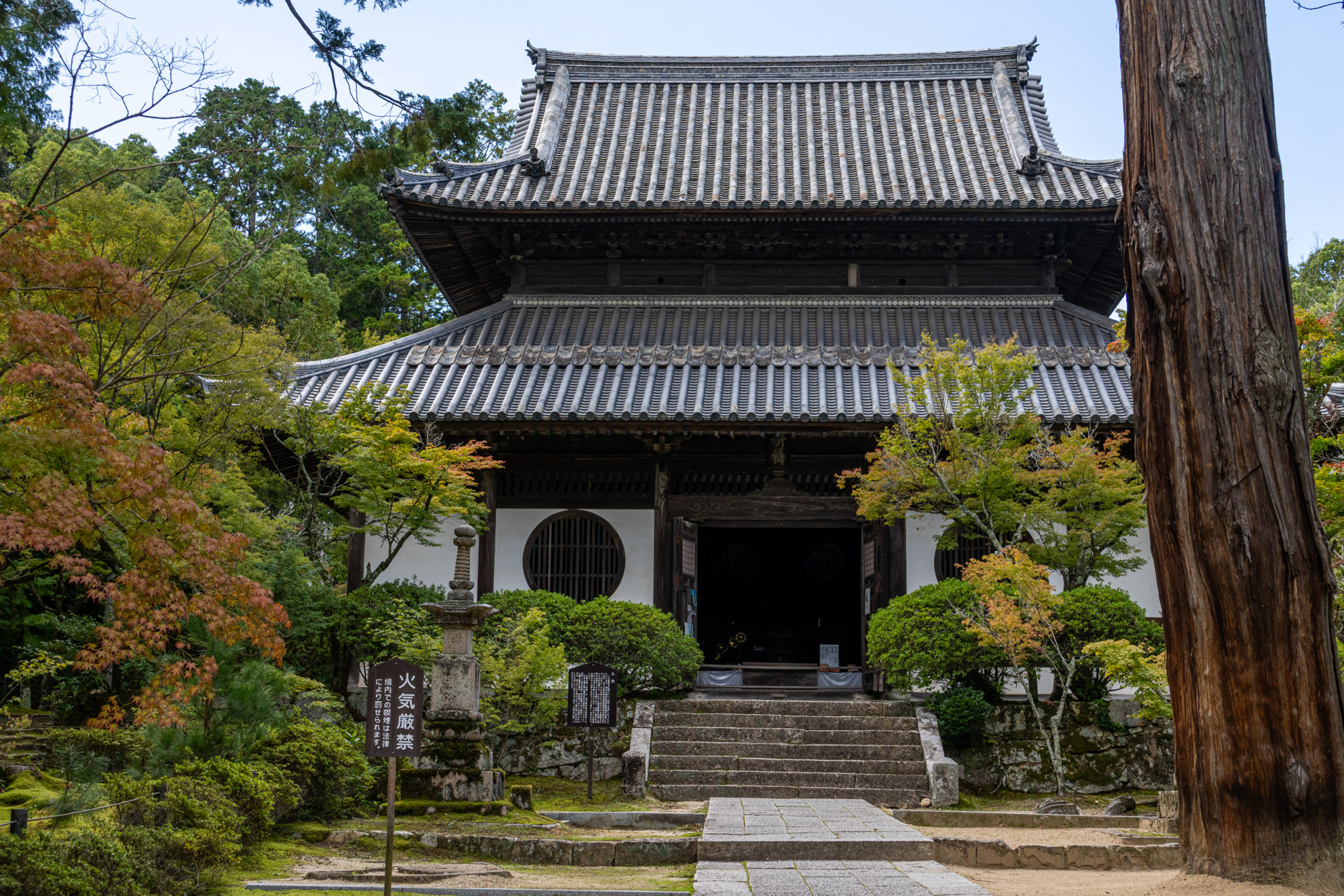 山門側から見た仏殿