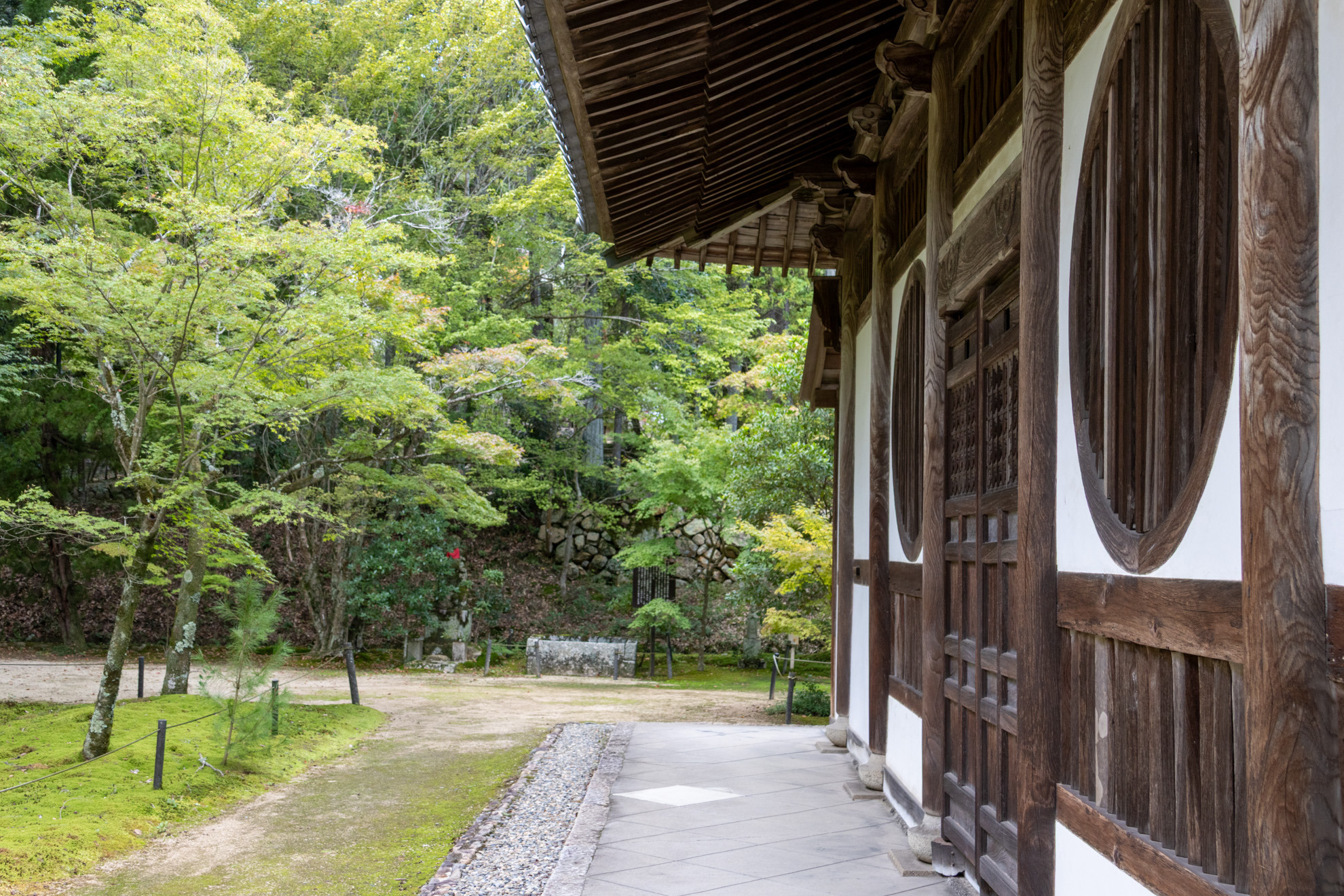 周囲にはもみじの木が植えられています