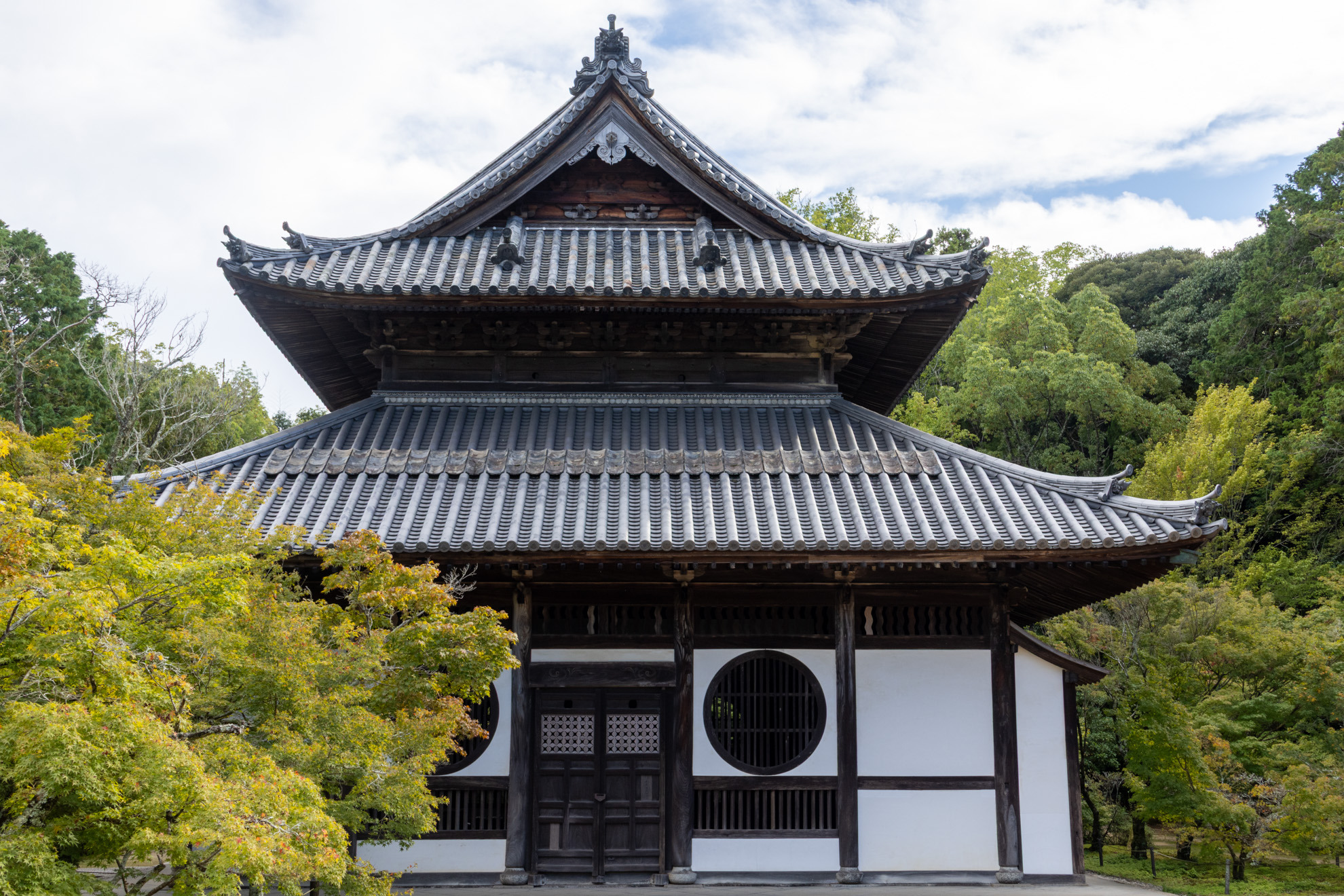 境内からみた仏殿