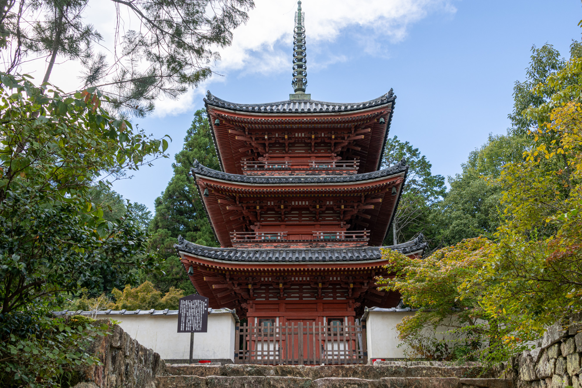 朱色が映える三重塔
