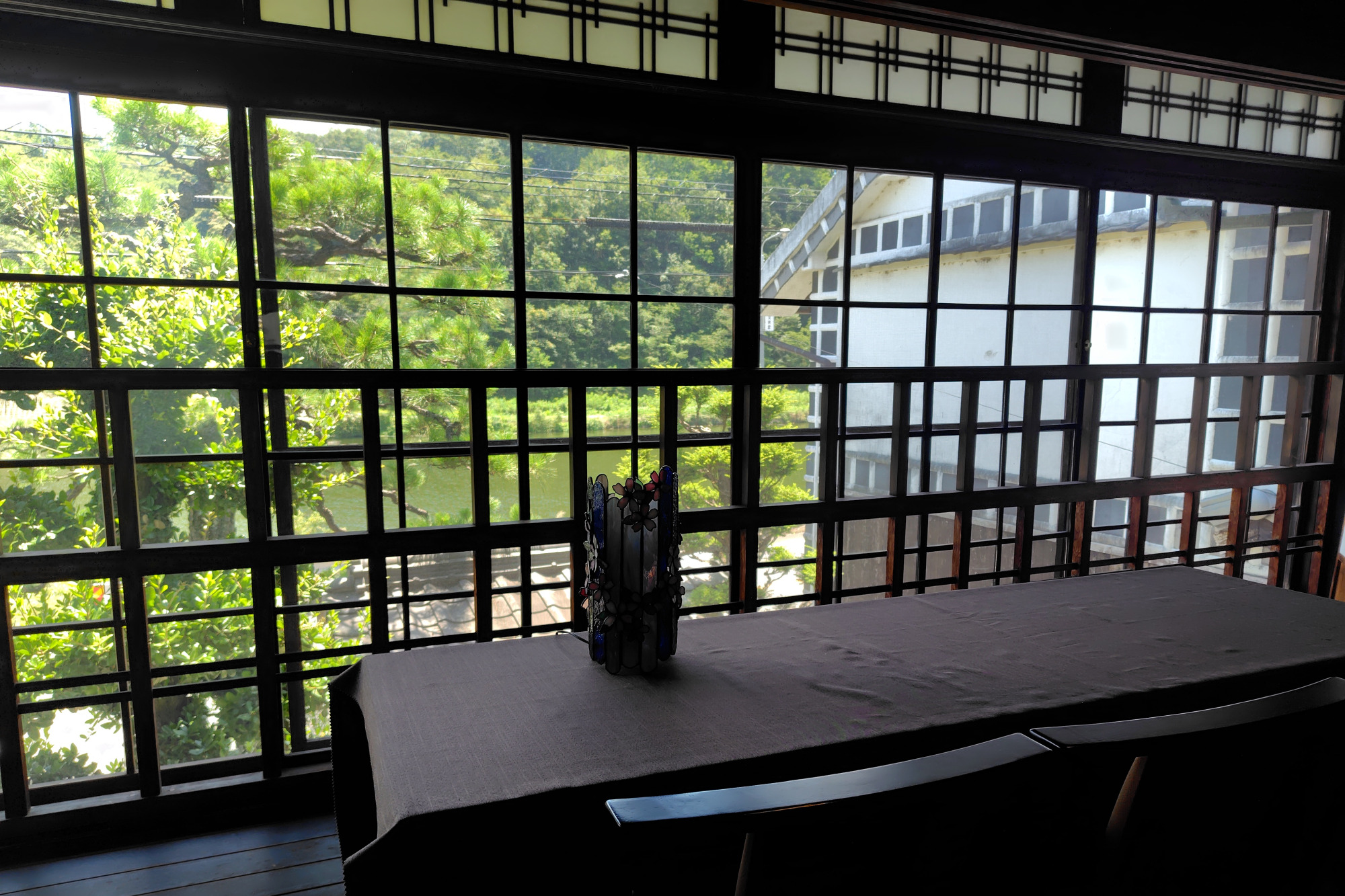 カフェからはお庭と小田川が見えます