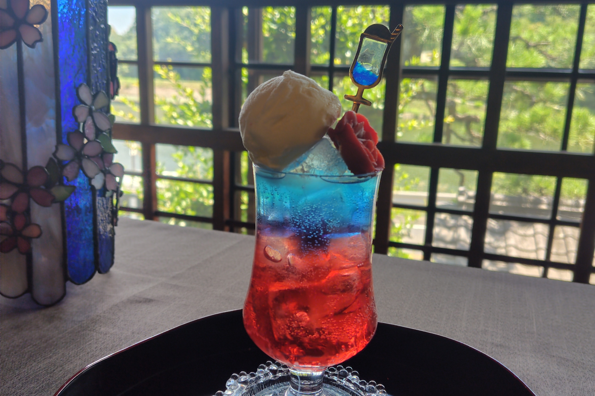 赤と青のコントラストが目に鮮やか「情熱のクリームソーダ」800円(税込)