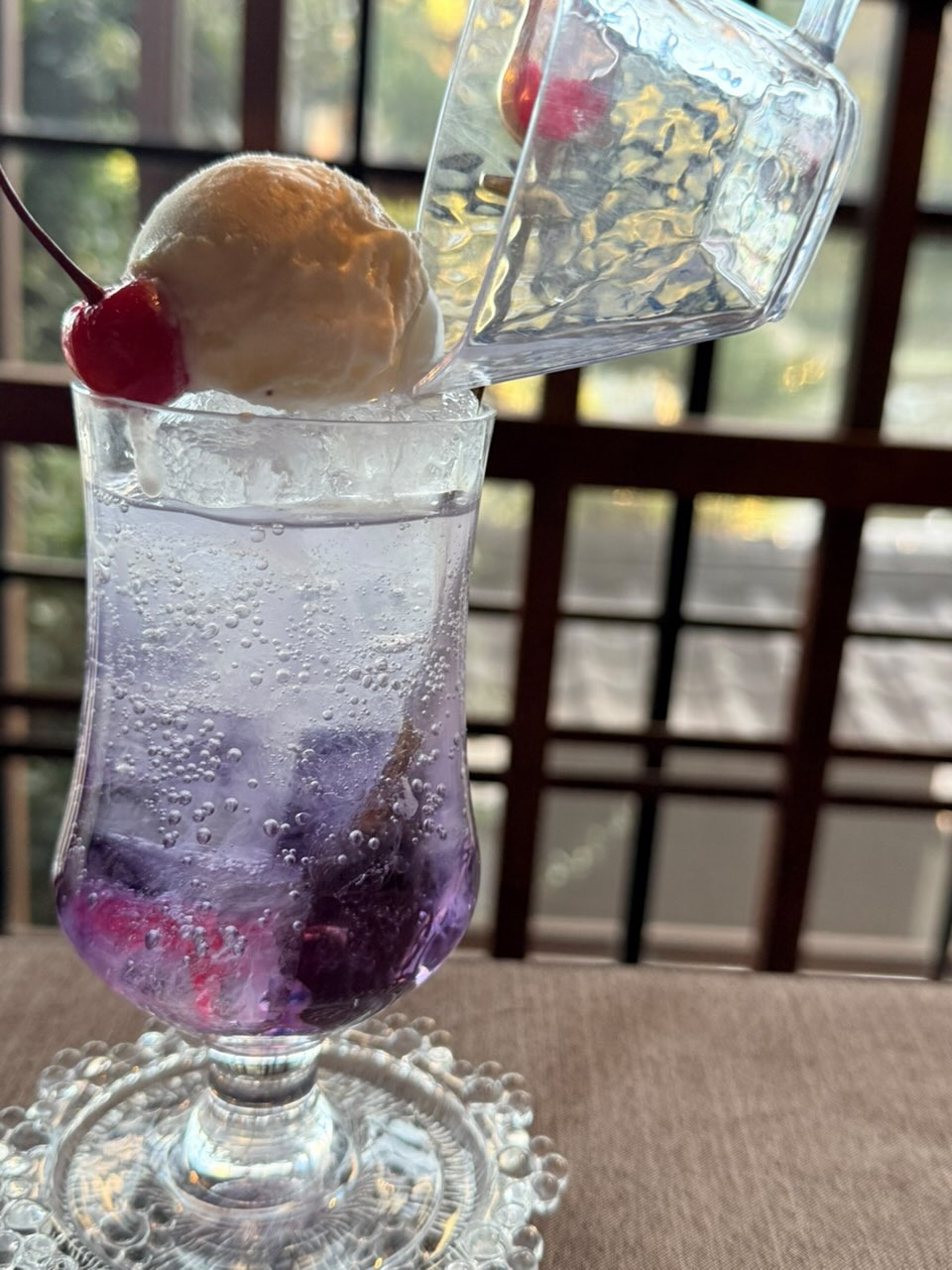 付属のシロップを入れると色がかわる「夢二のゆめ色クリームソーダ」800円(税込)