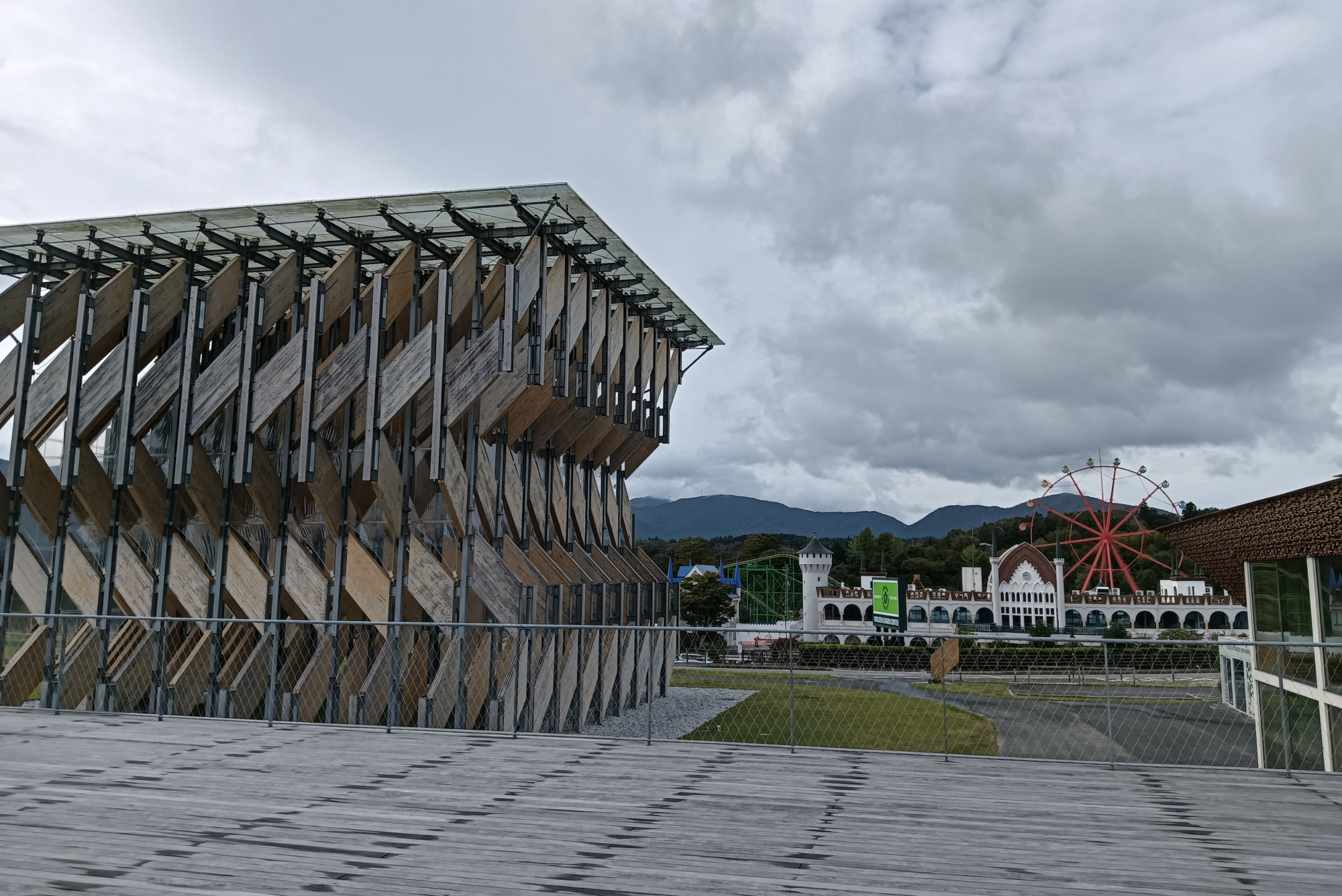 写真右奥の白い小さな建物が観光案内所