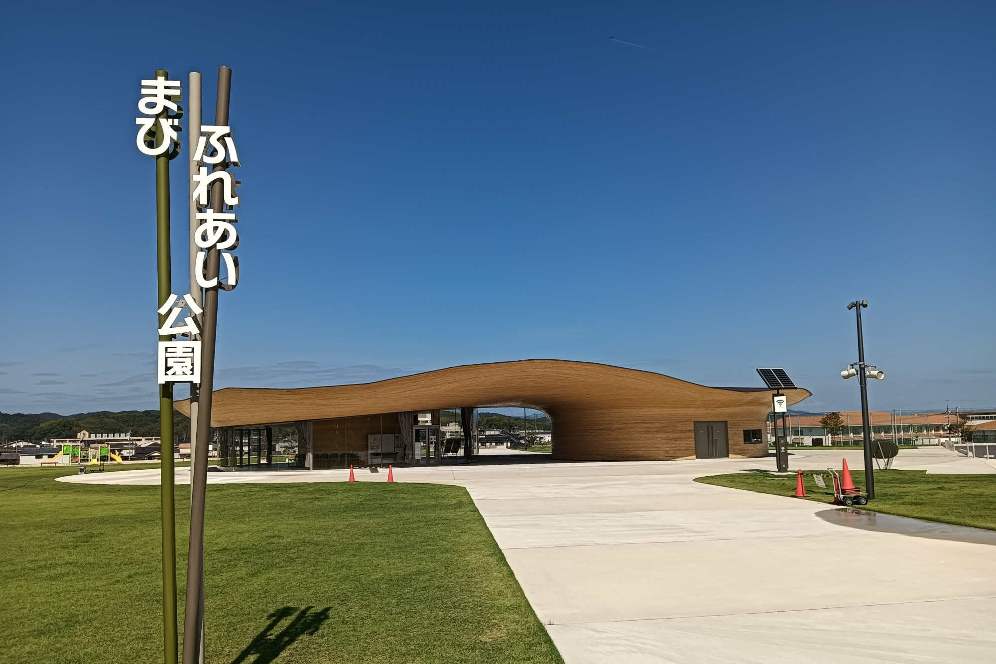 入り口から竹のゲートを眺めて