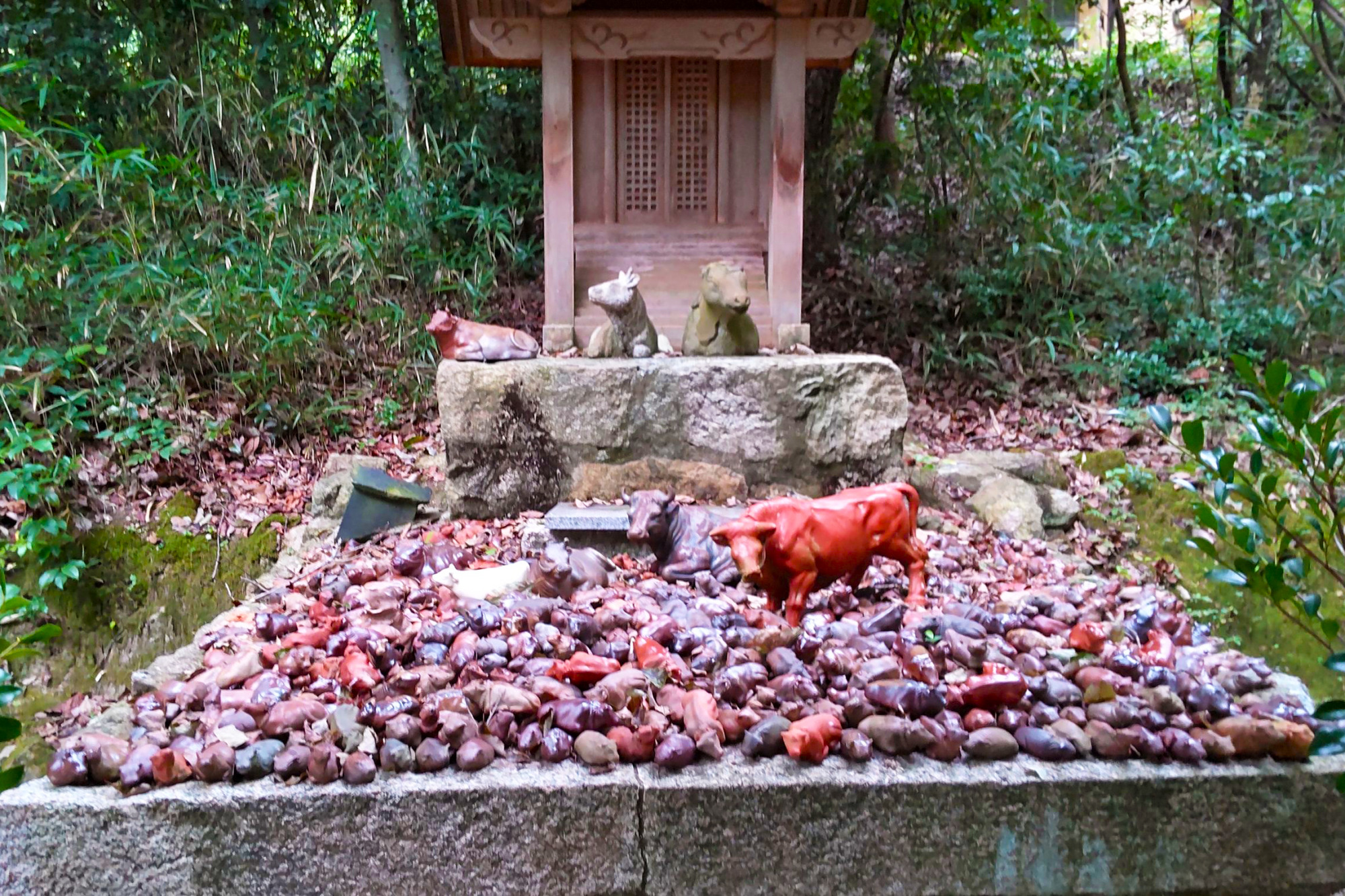 境内の各所に奉納された備前焼の牛