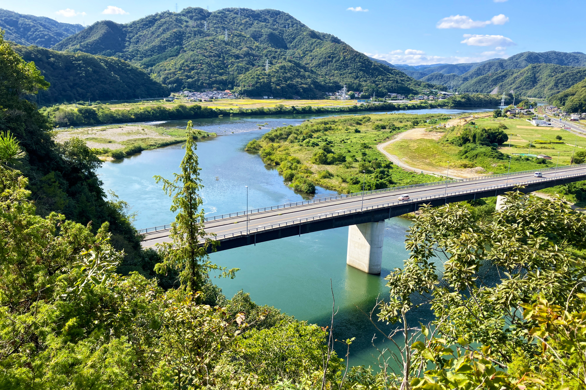 ご神体の直下を流れる高梁川