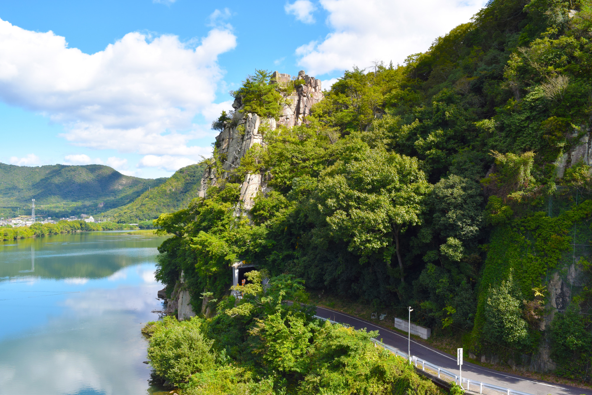 ご神体の下を通るトンネルと隣の集落へ通じる道