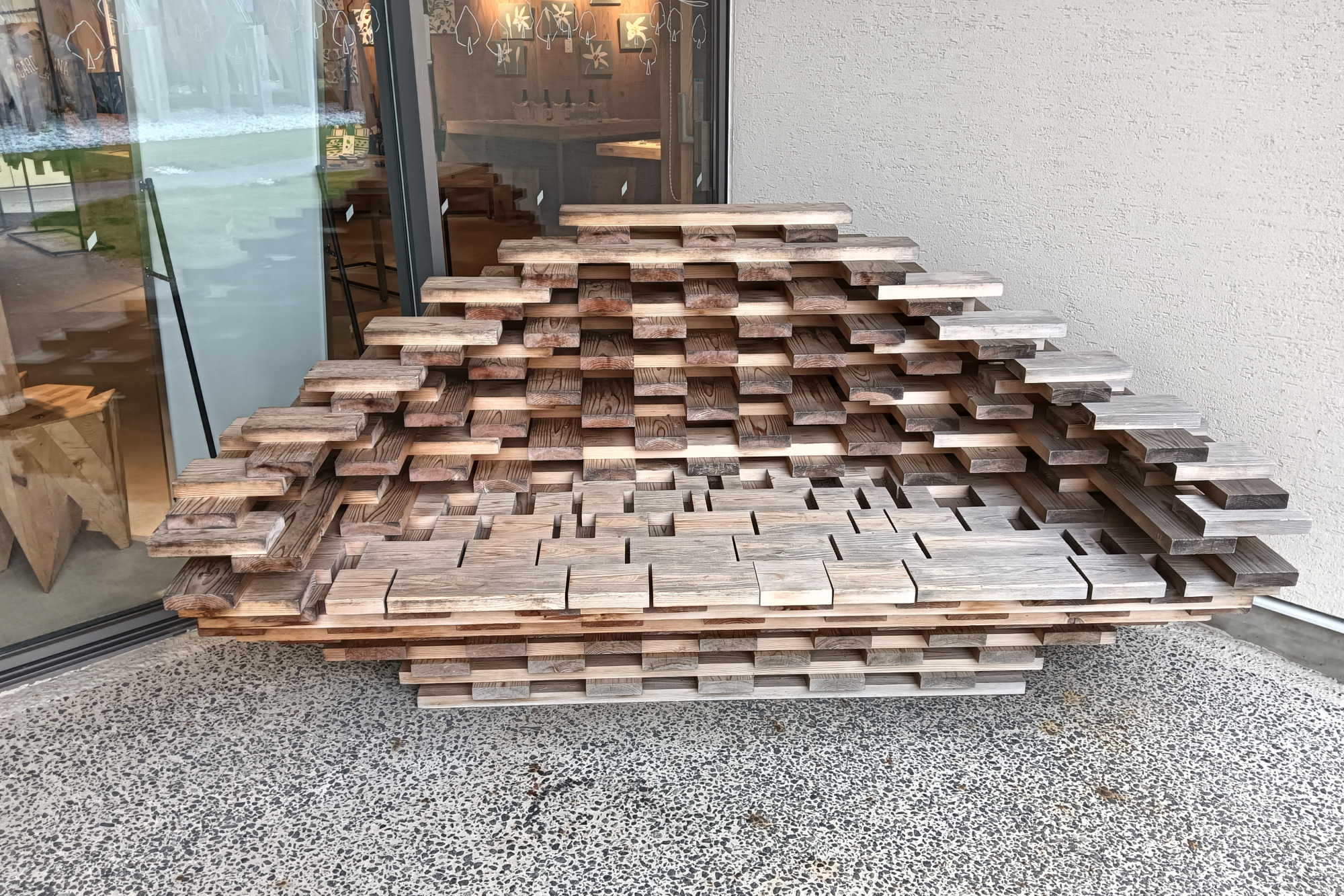 可愛いベンチも。