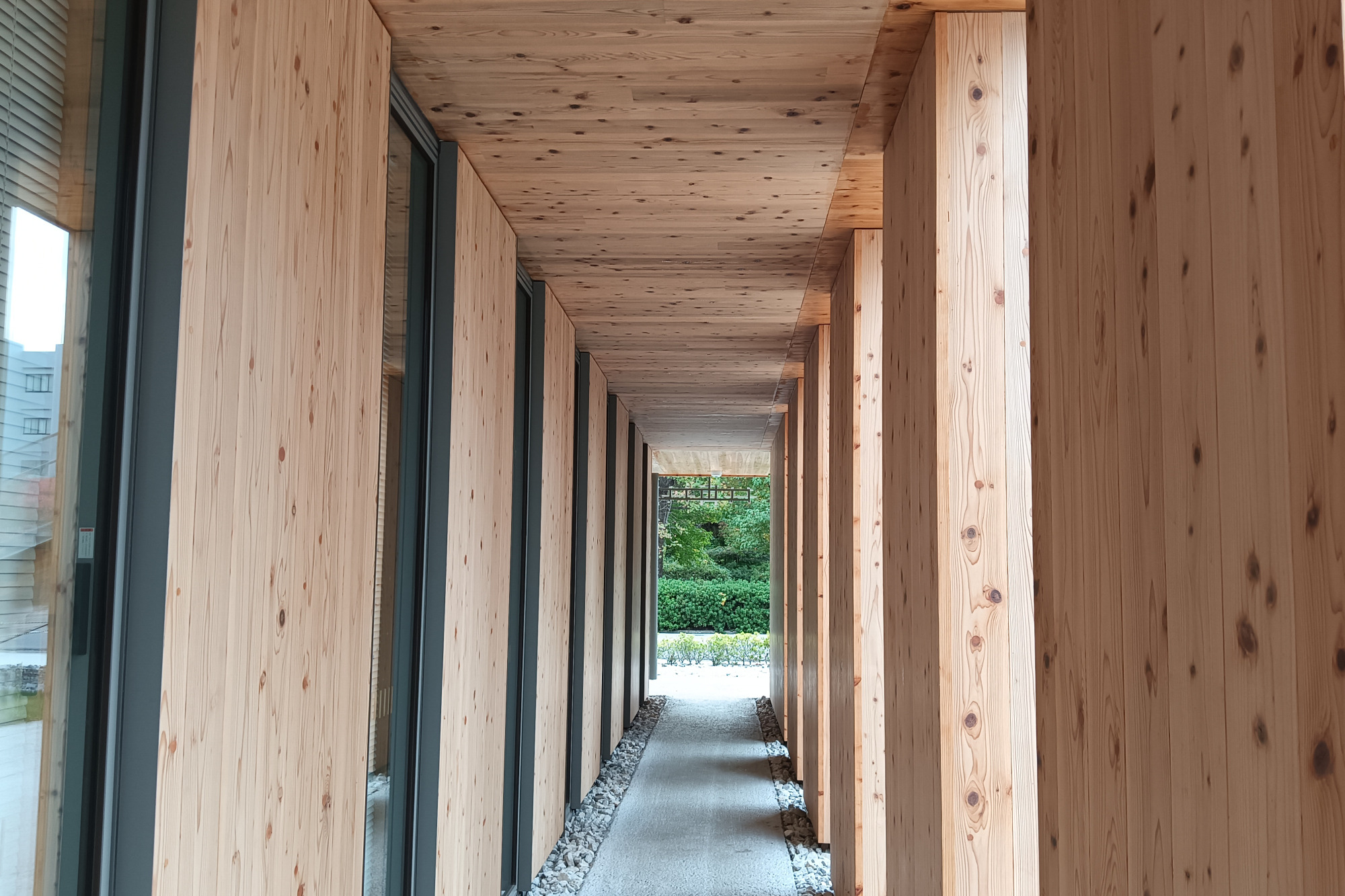 木の柱に囲まれた通路