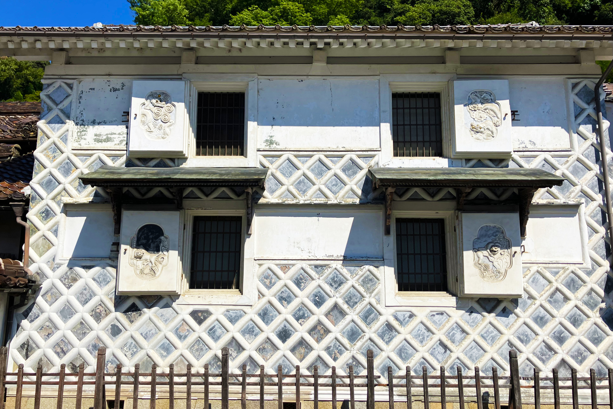 勝山の繁栄を物語る壮麗な土蔵