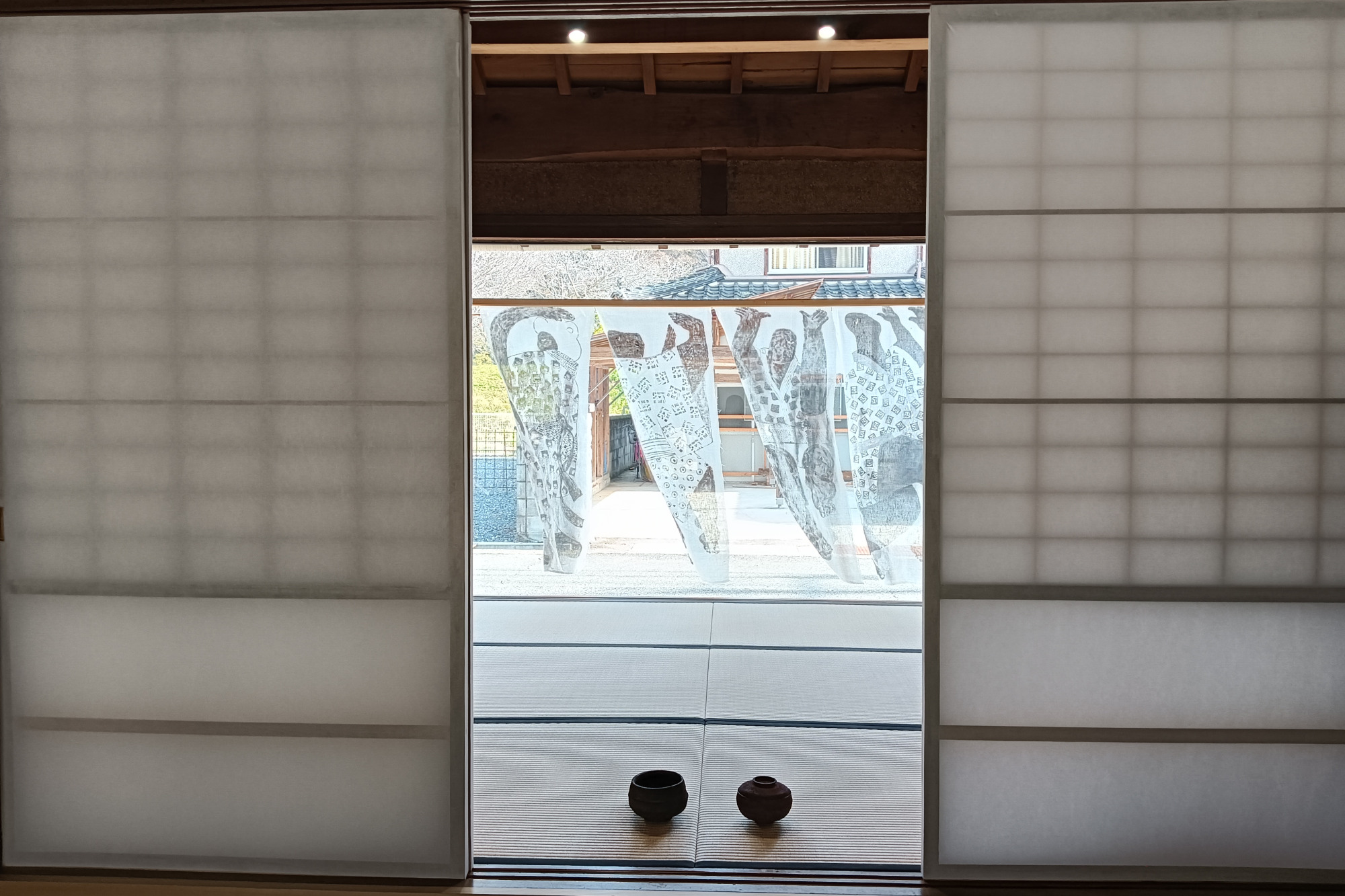 太鼓張りの障子から外を眺める