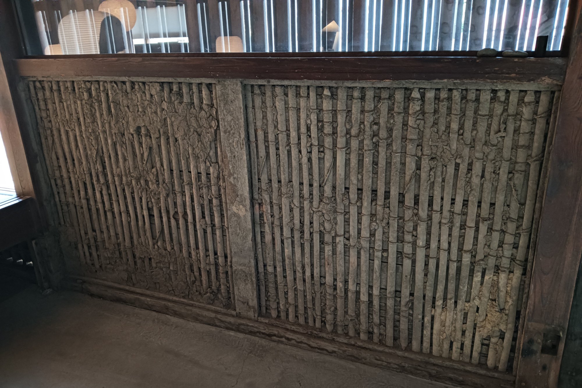 骨組みが見える土壁