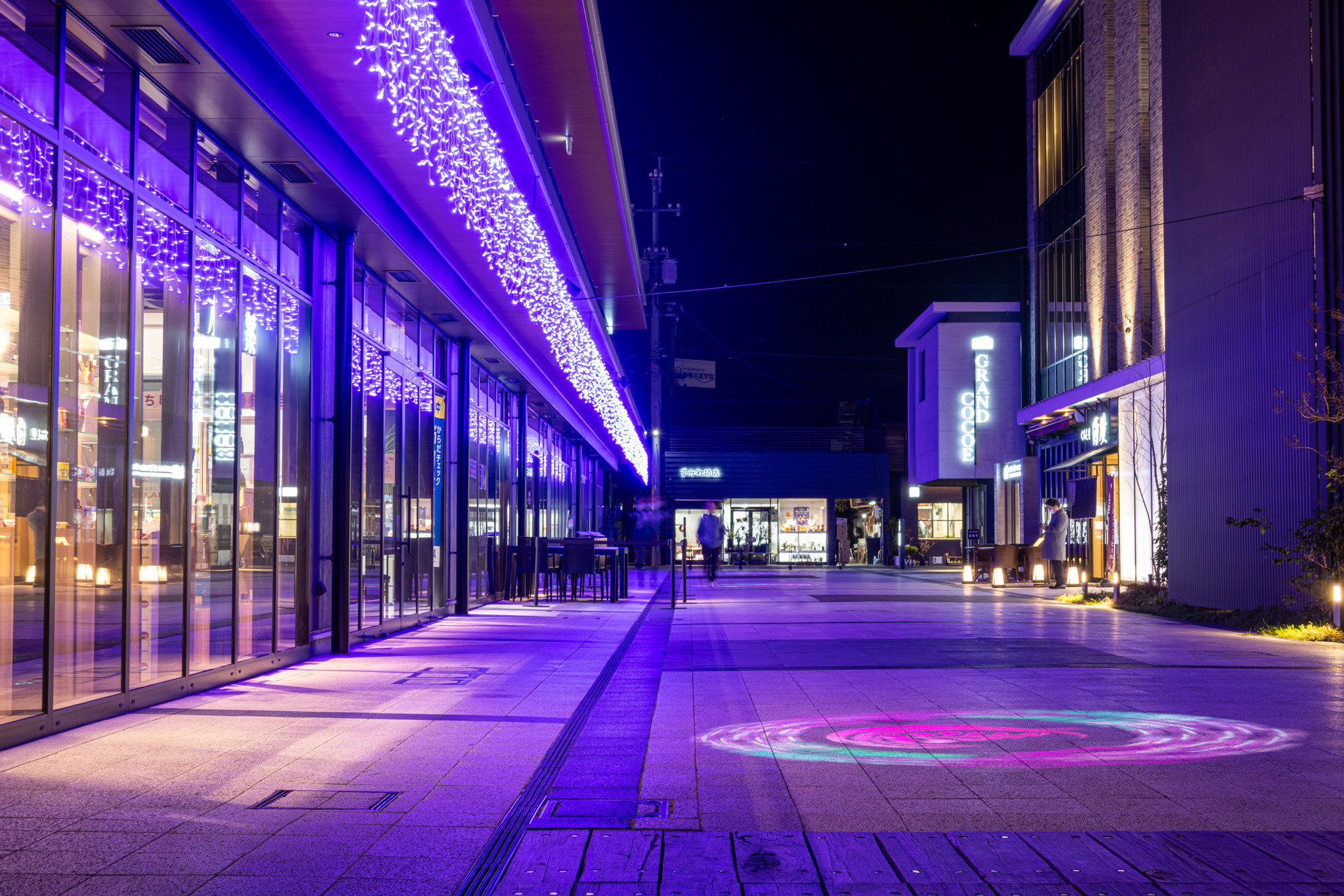 軒先には藤棚を想起させられるイルミネーション