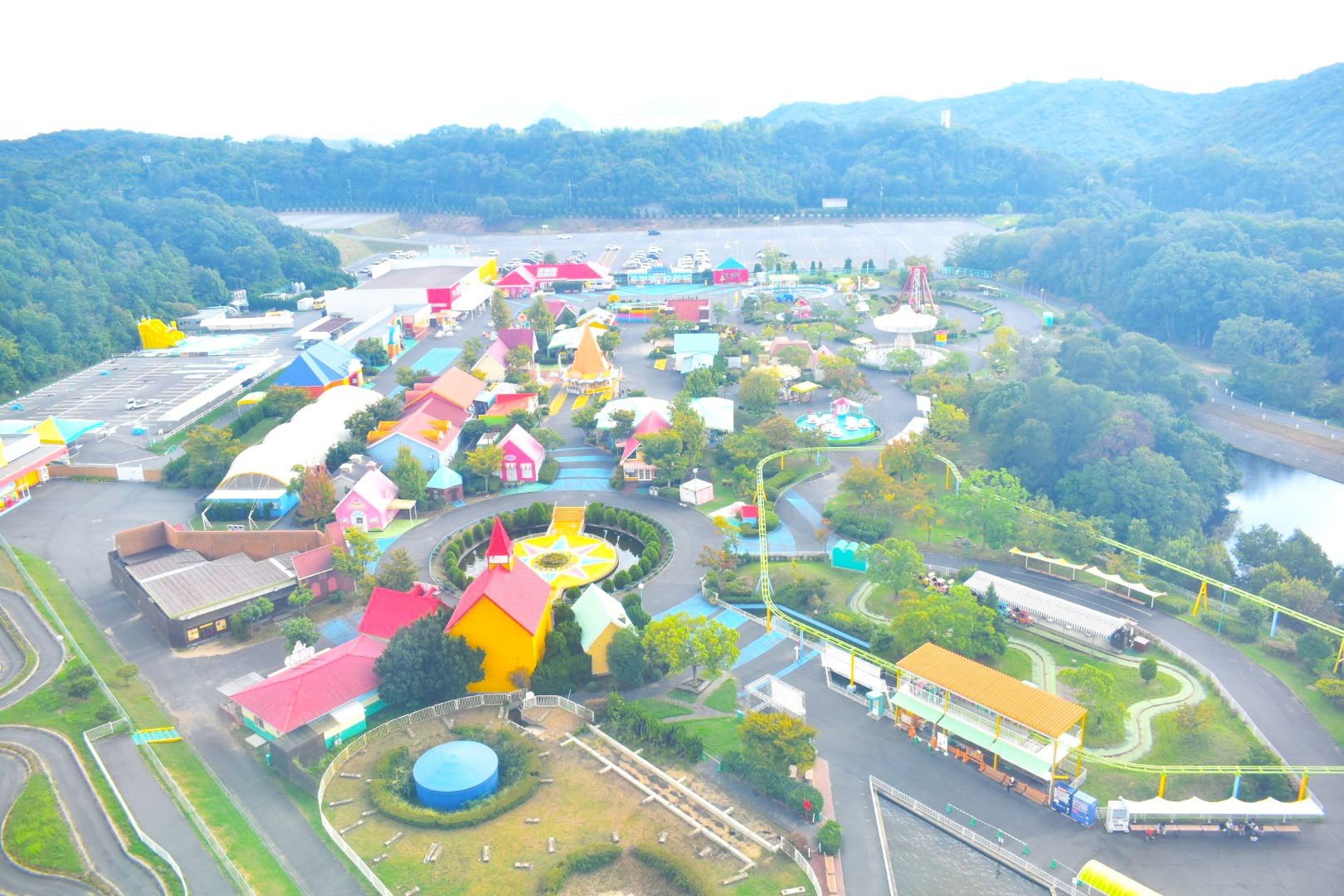 室内型パビリオンが立ち並ぶ園内