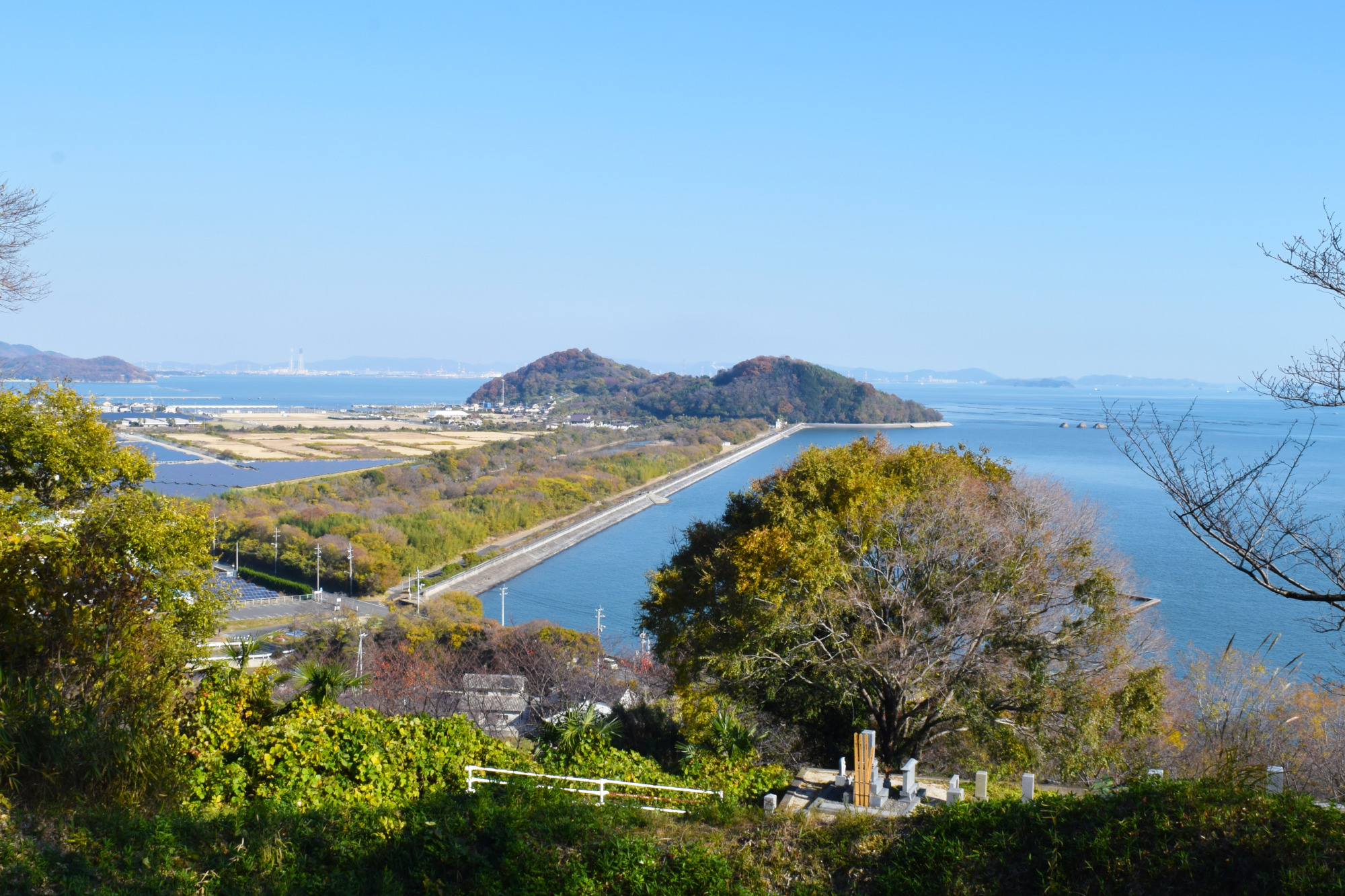 2つの長大な締切堤防で陸続きとなった寄島