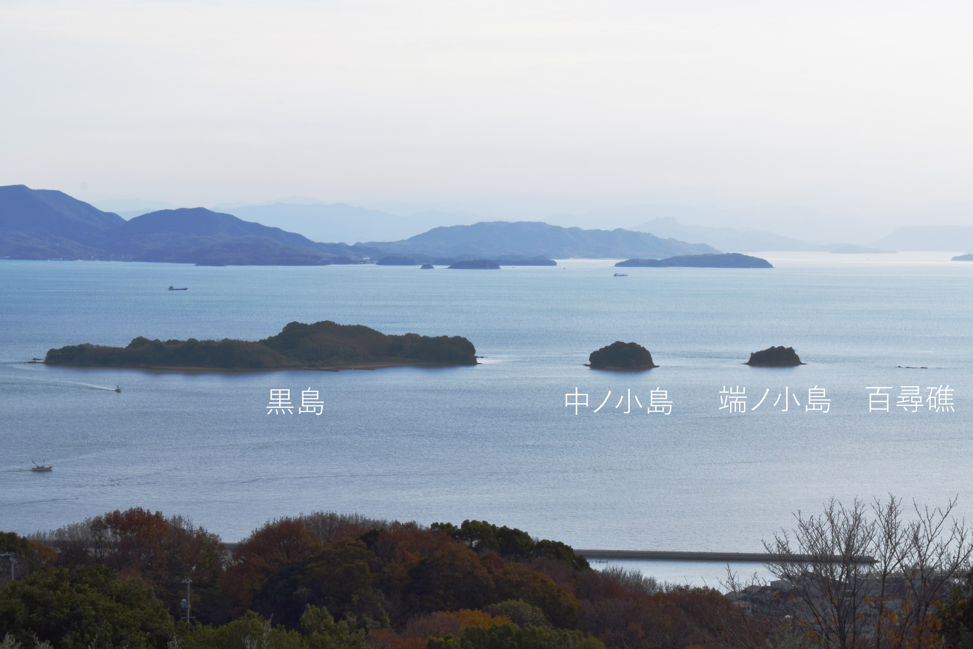 牛窓港の正面に位置する黒島