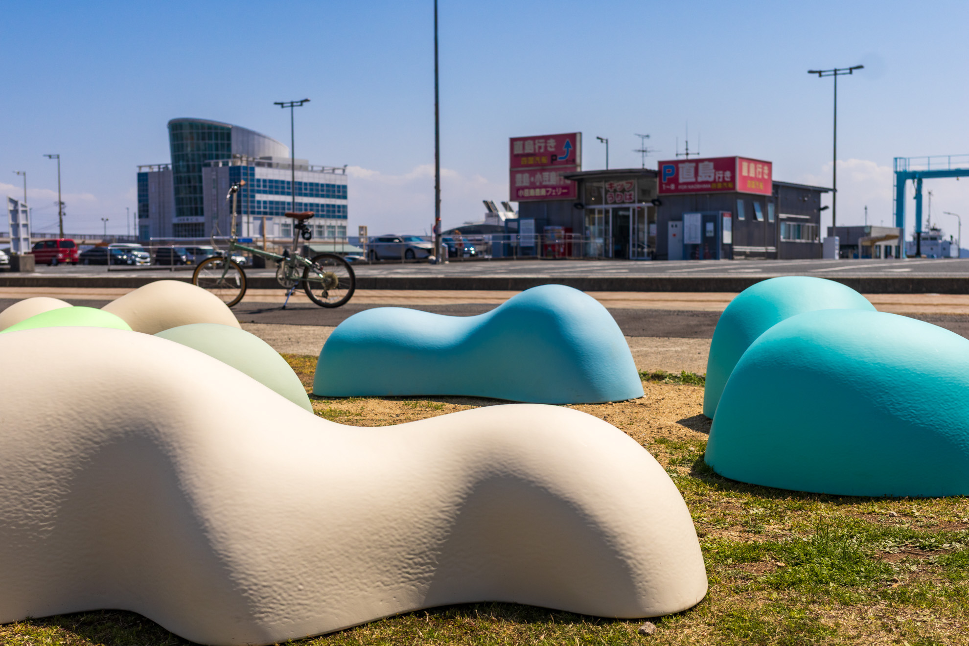 SANAAデザインのベンチ(宇野港)