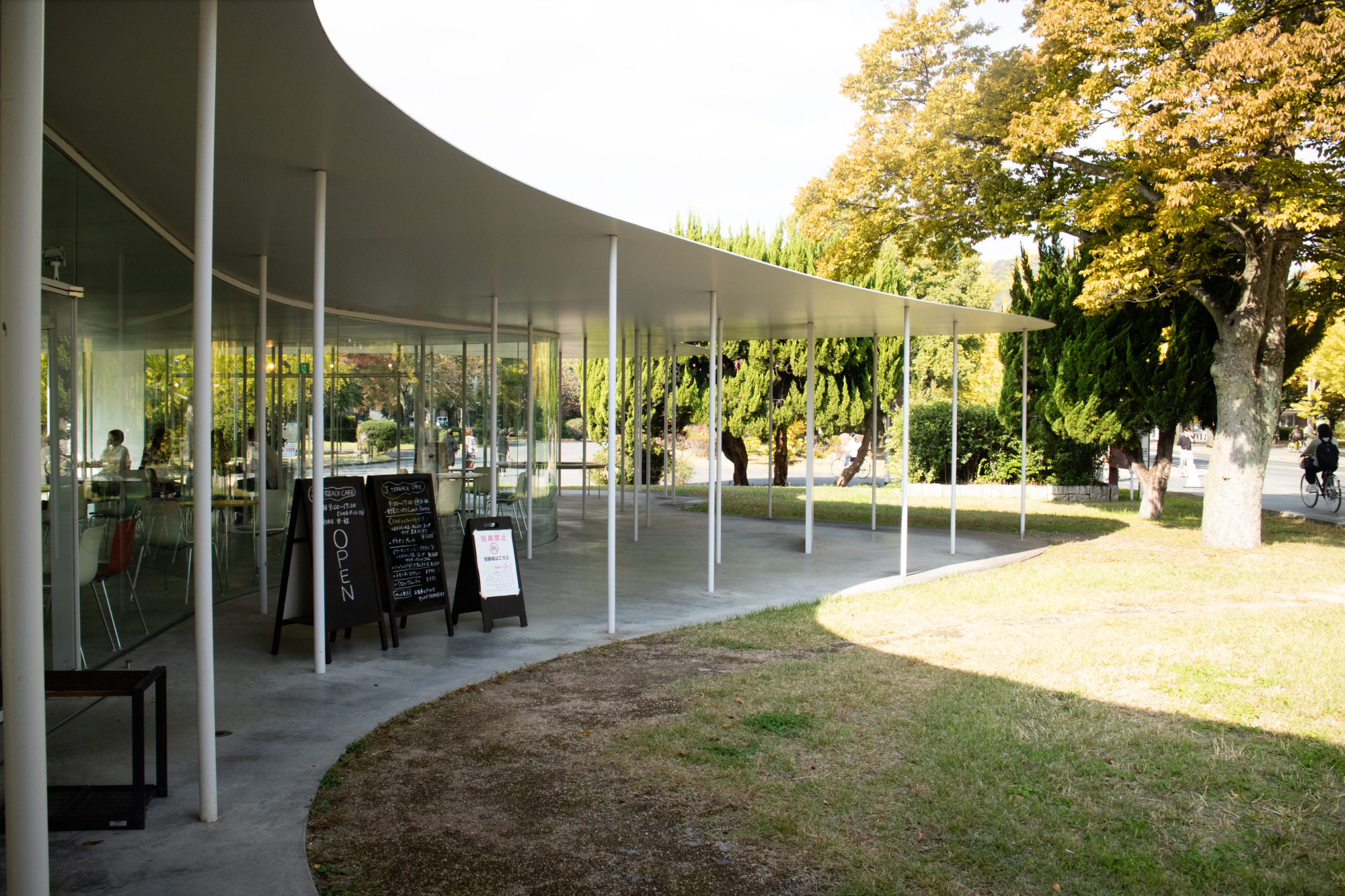 曲線を多用した特徴的な外観