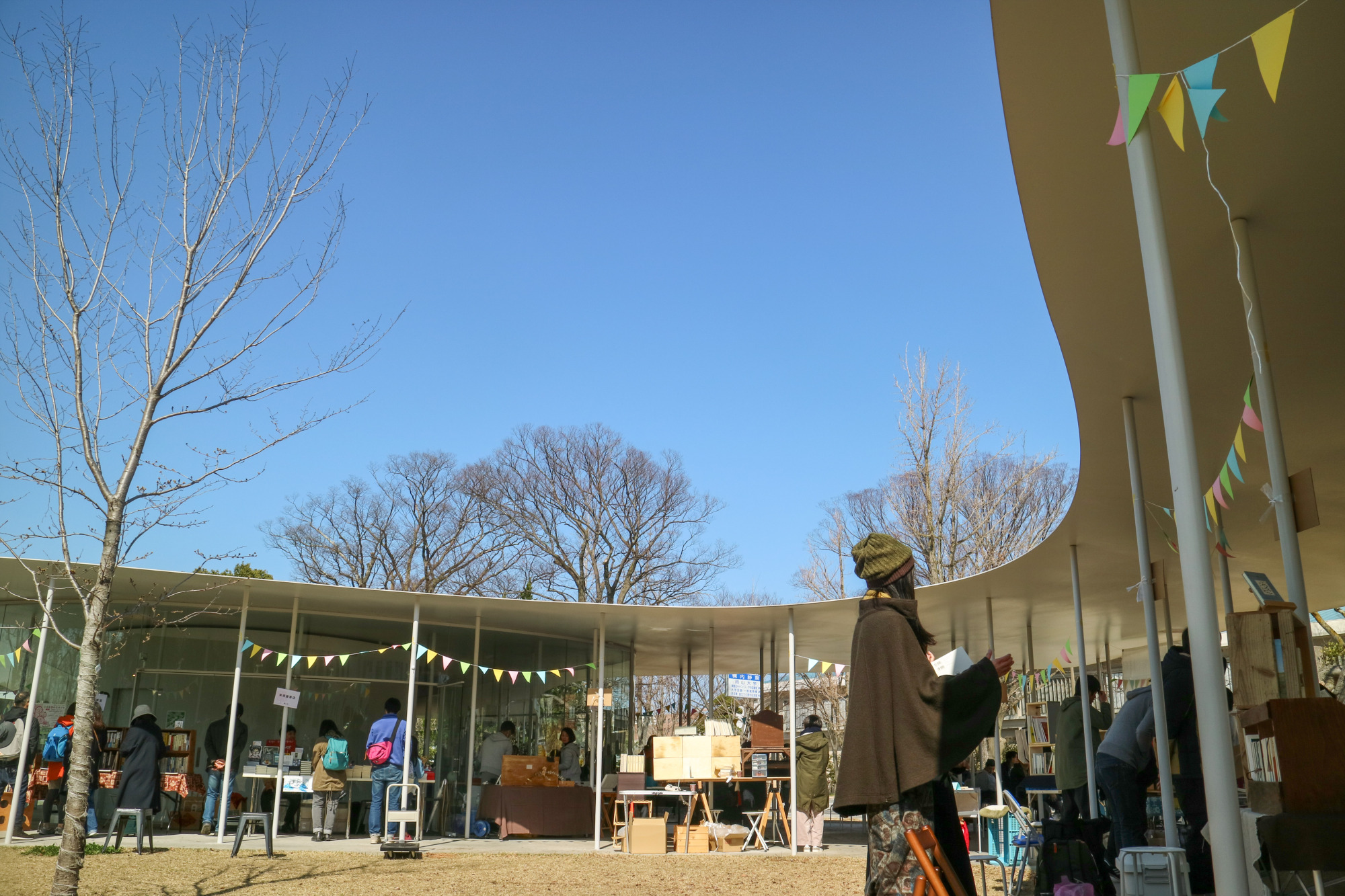 芝生広場と軒下を使ってイベントも開催されます