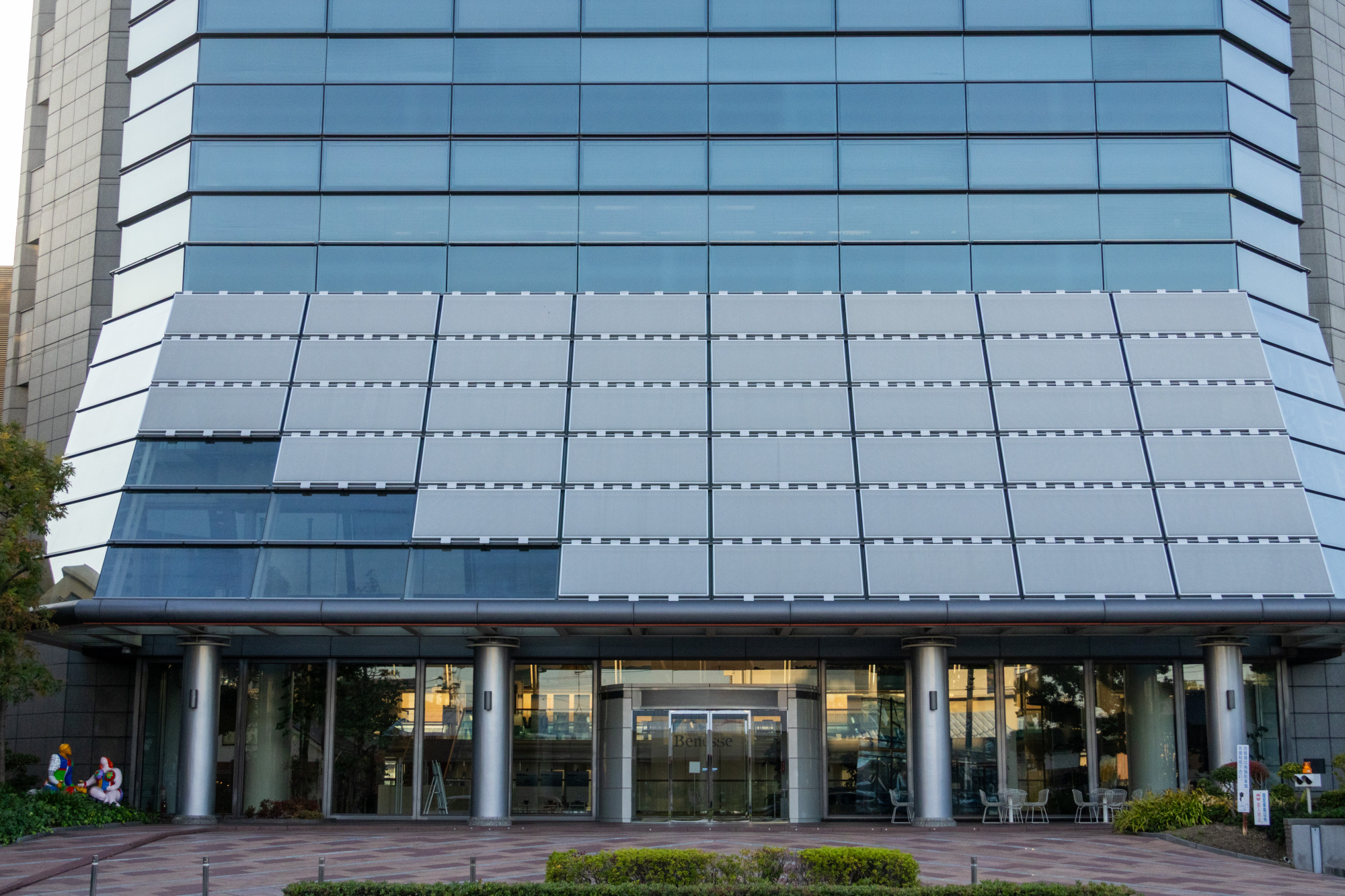 正面エントランス