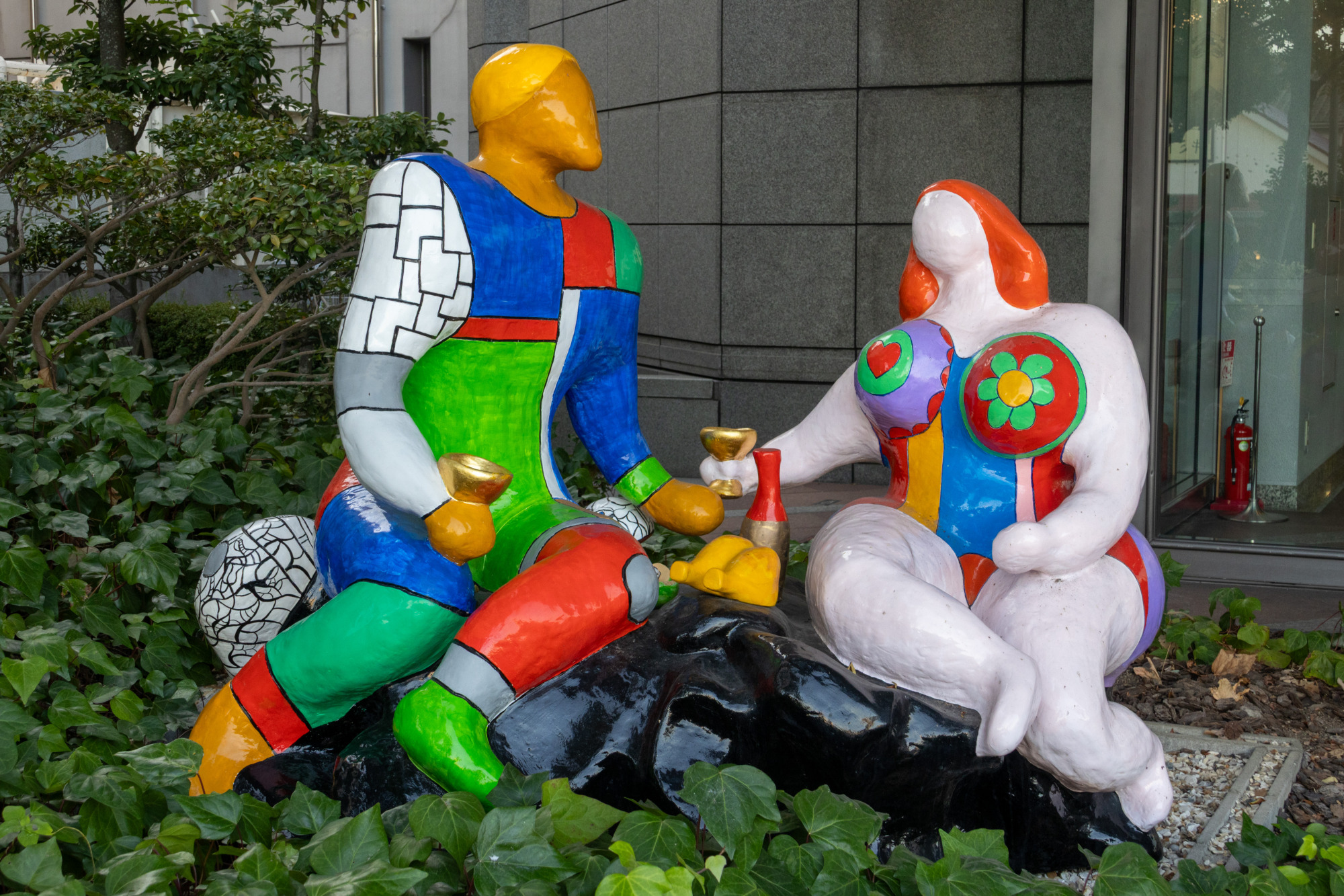 玄関前にあるアート作品「アダムとイブの選択」