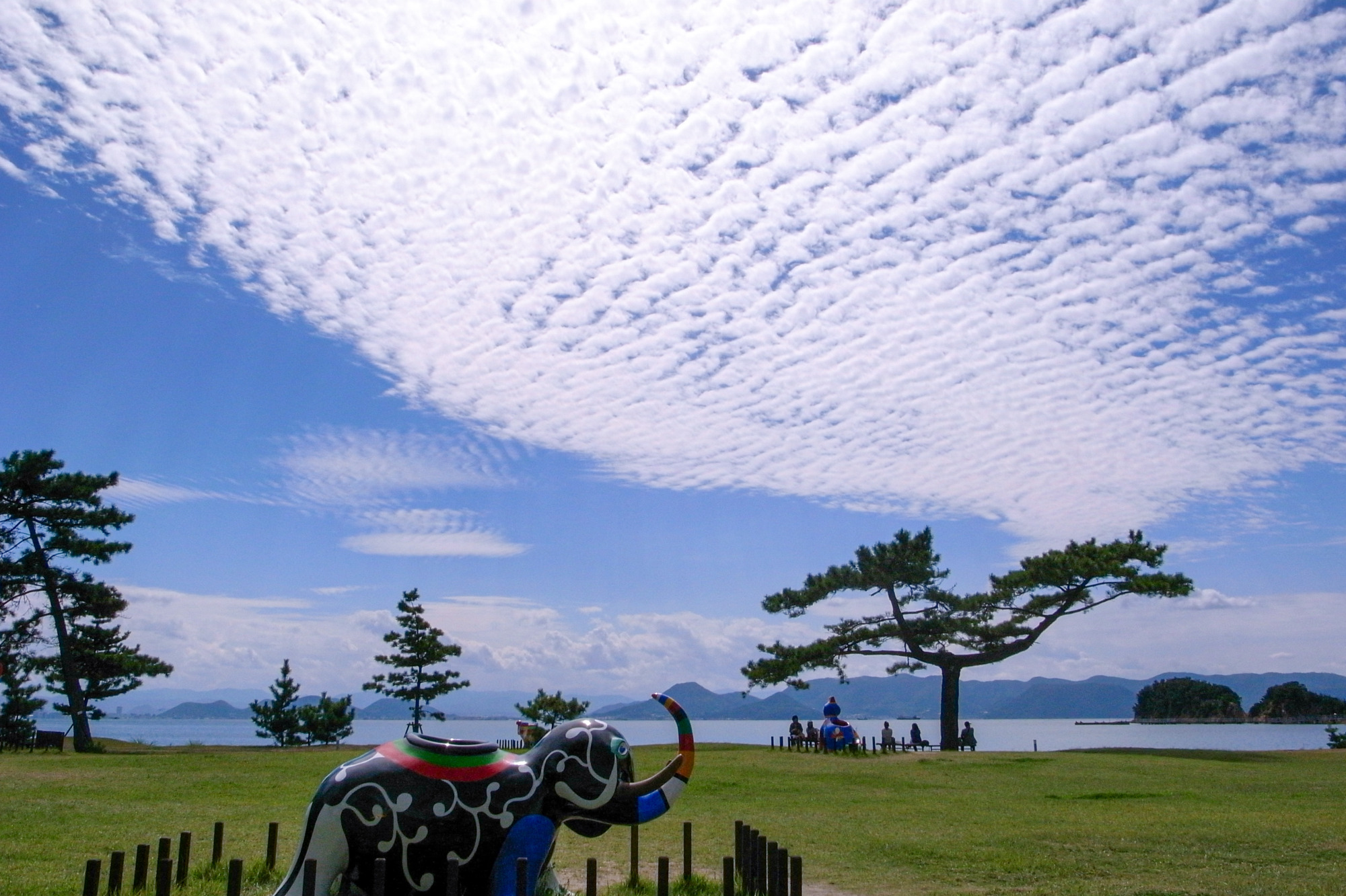 ベネッセアートサイト直島にも同じ作家の作品が屋外展示されています