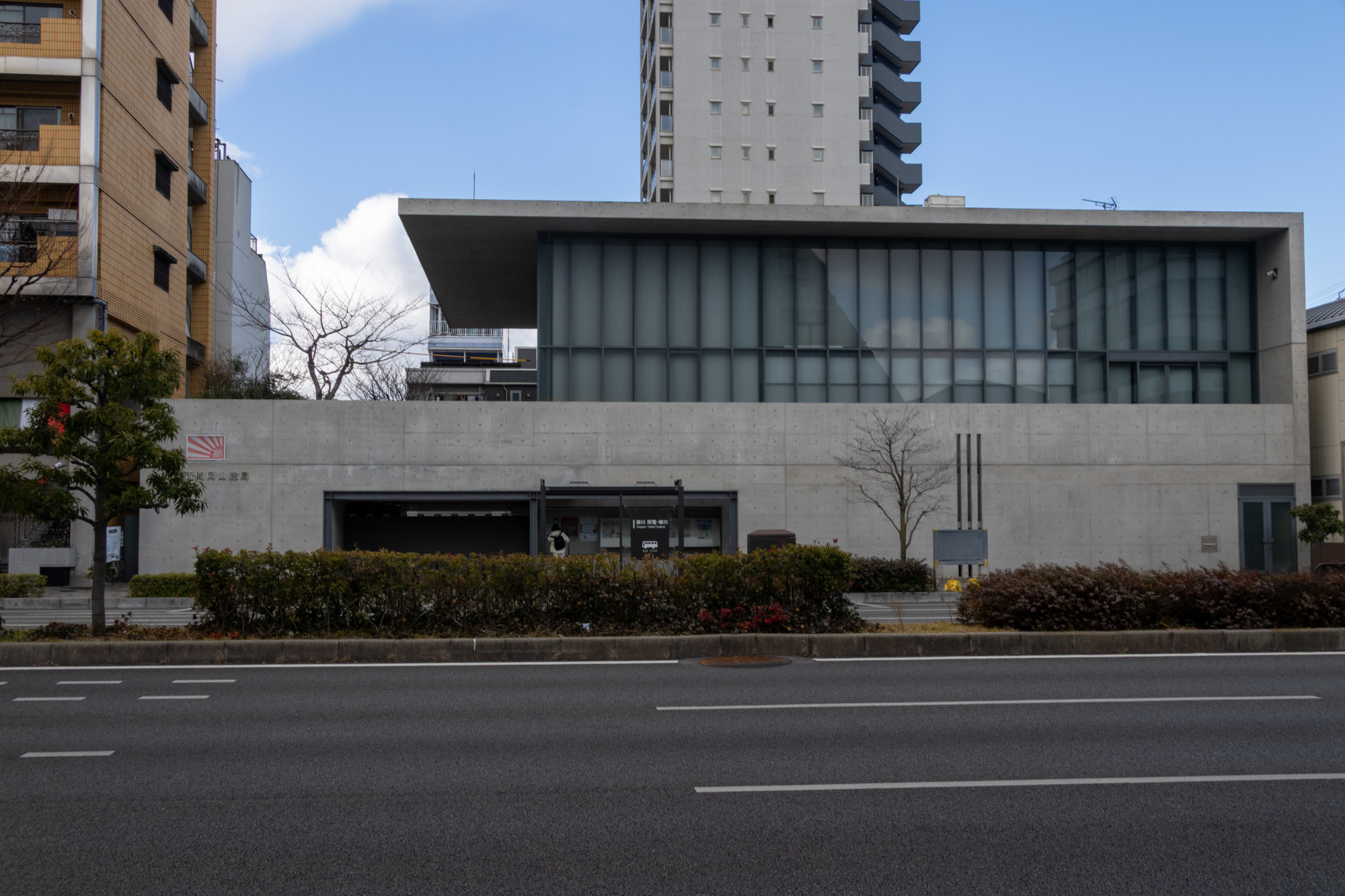 道路越しに全体を眺める