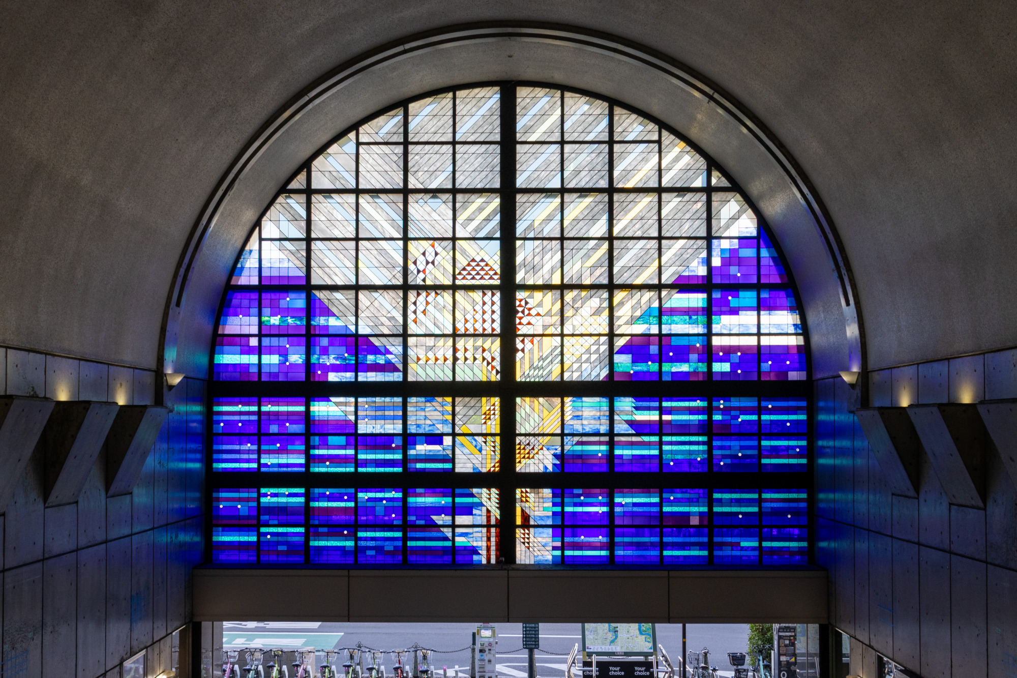 館内のステンドグラス(2025年12月現在工事のため見学不可)