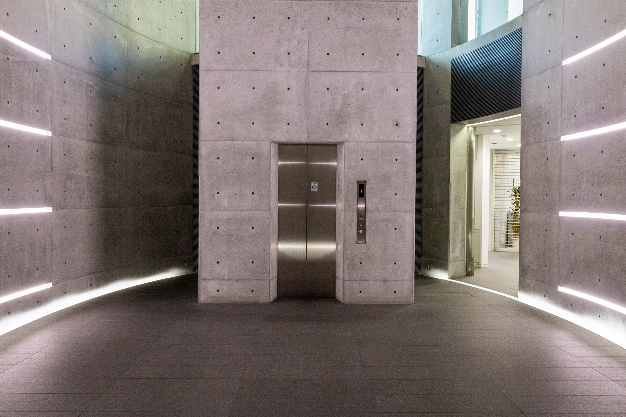 礼拝堂のような雰囲気を持つコンクリート打ちっ放しの吹き抜け空間