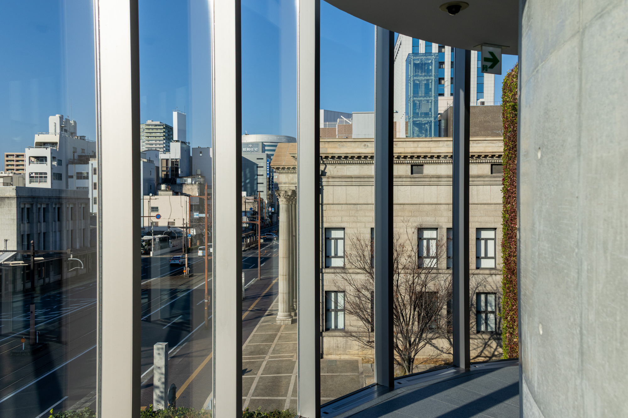 窓越しにルネスホールがよく見えます