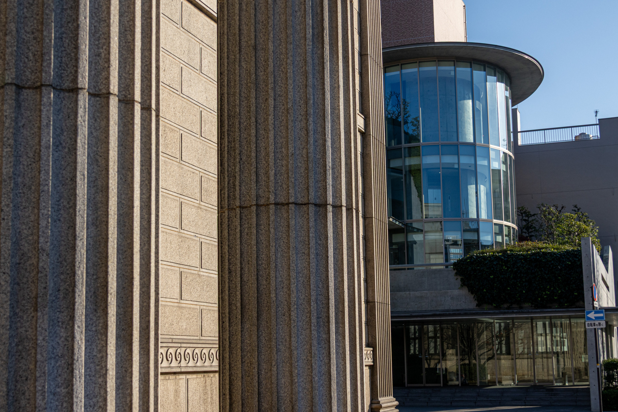 ルネスホールの円柱と内山下スクエア