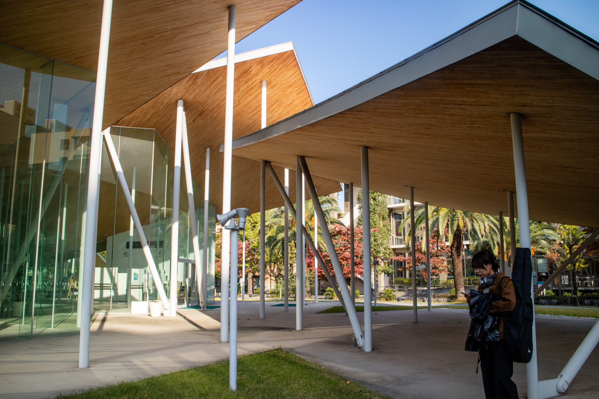 7枚の屋根が折り重なる特徴的なデザイン