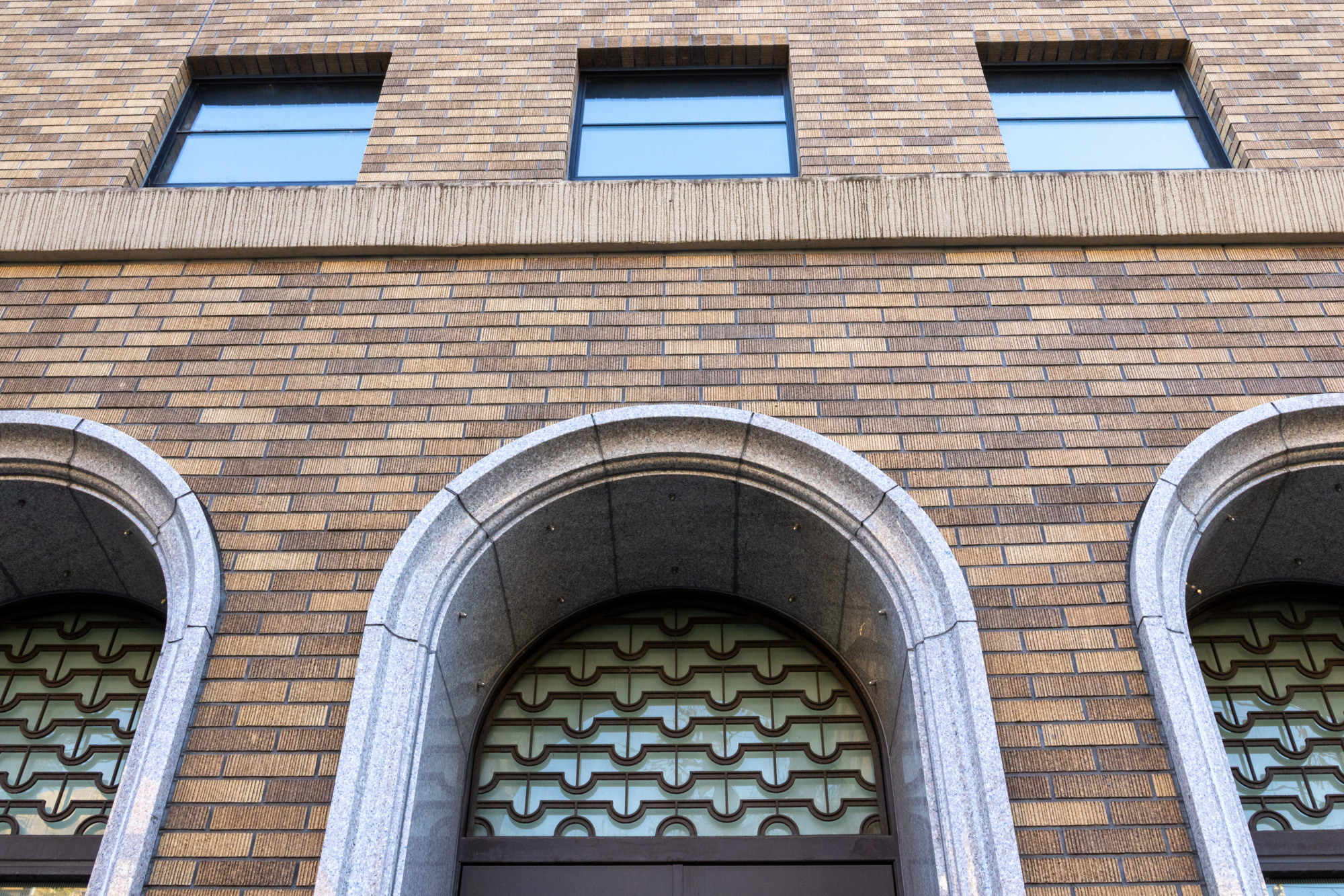 アール・デコ調の見事なレトロ建築も現存しています