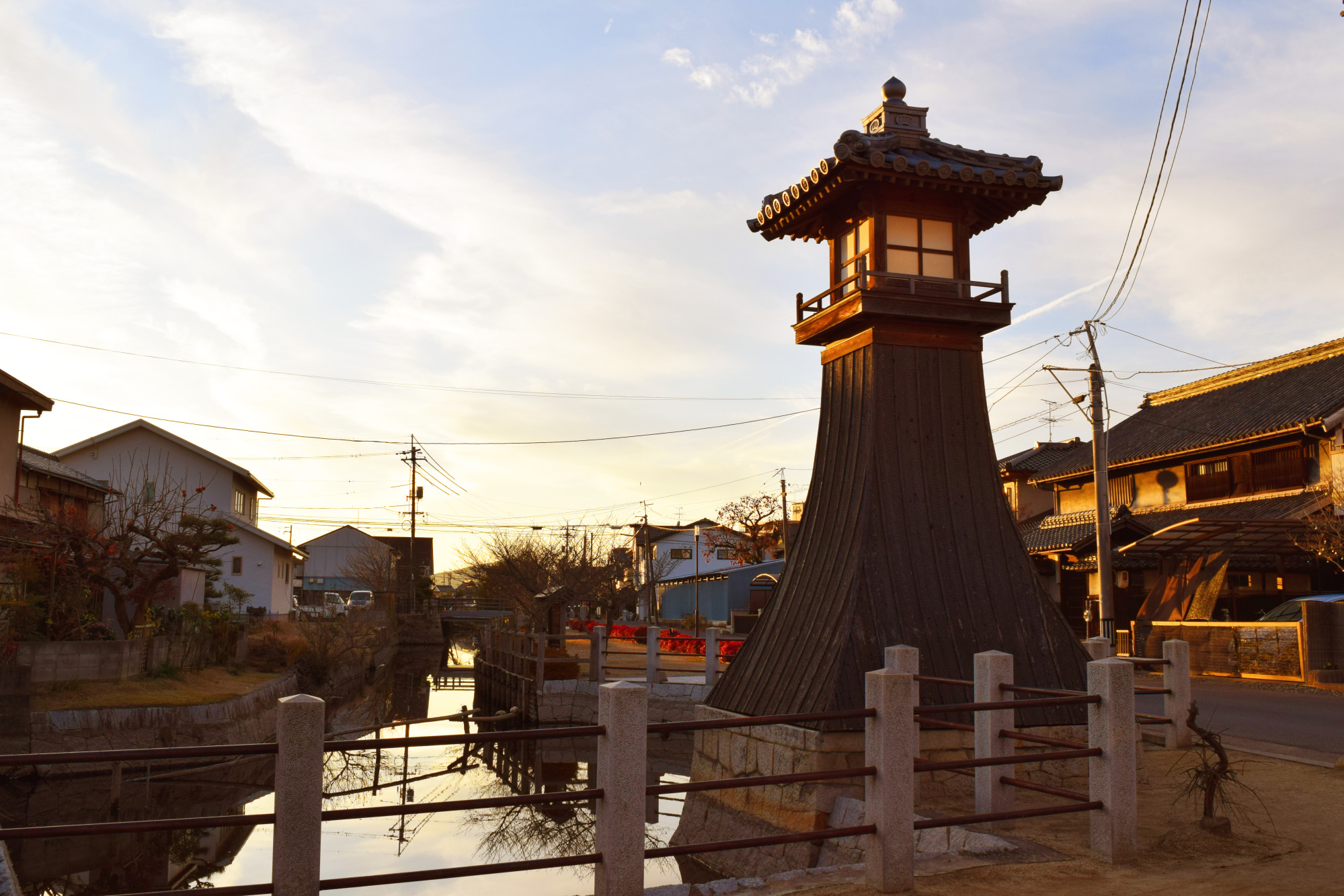 かつて庭瀬港を照らしていた本町常夜灯（復元）