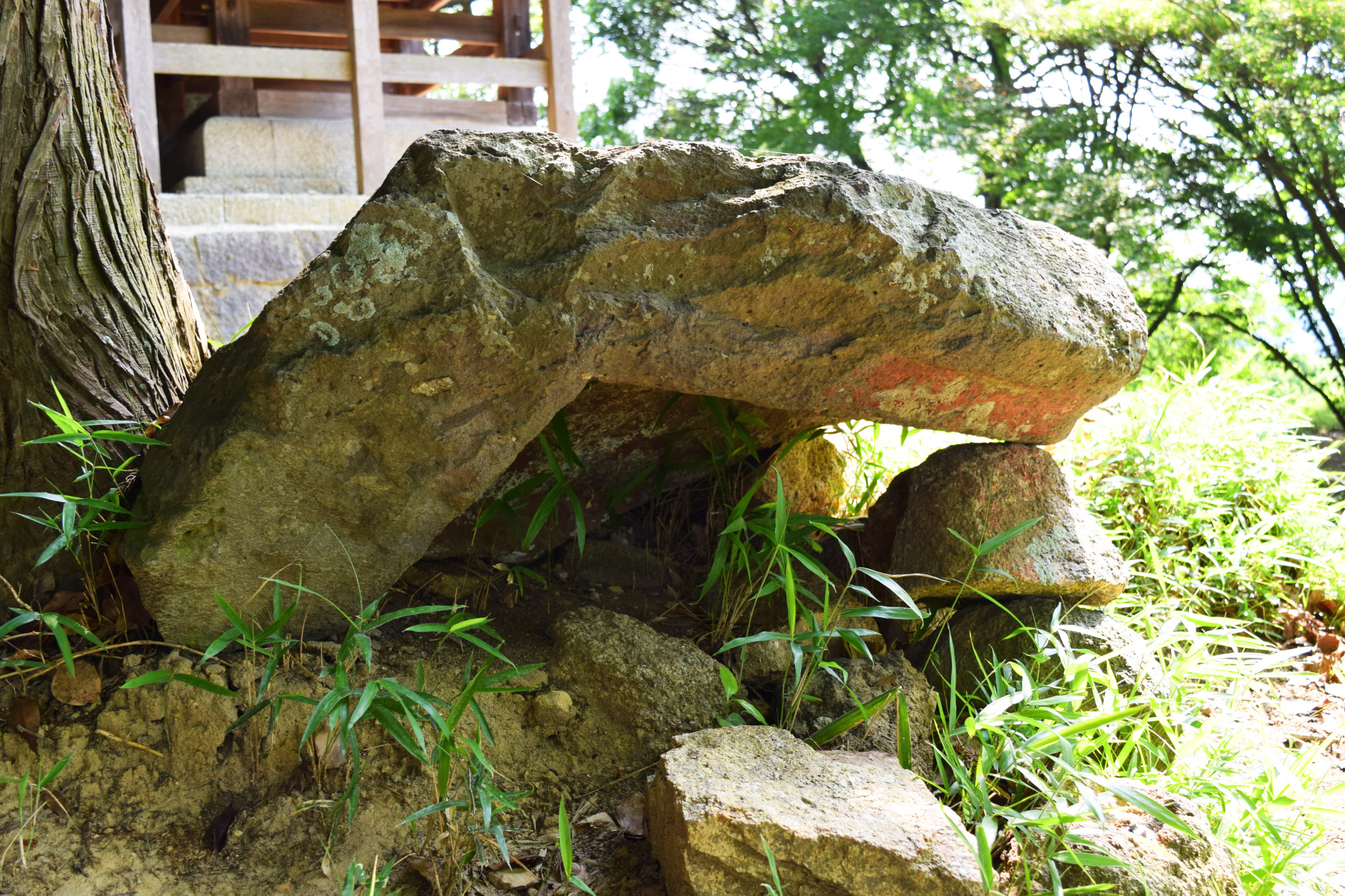 前方部にある石棺の蓋（一部）