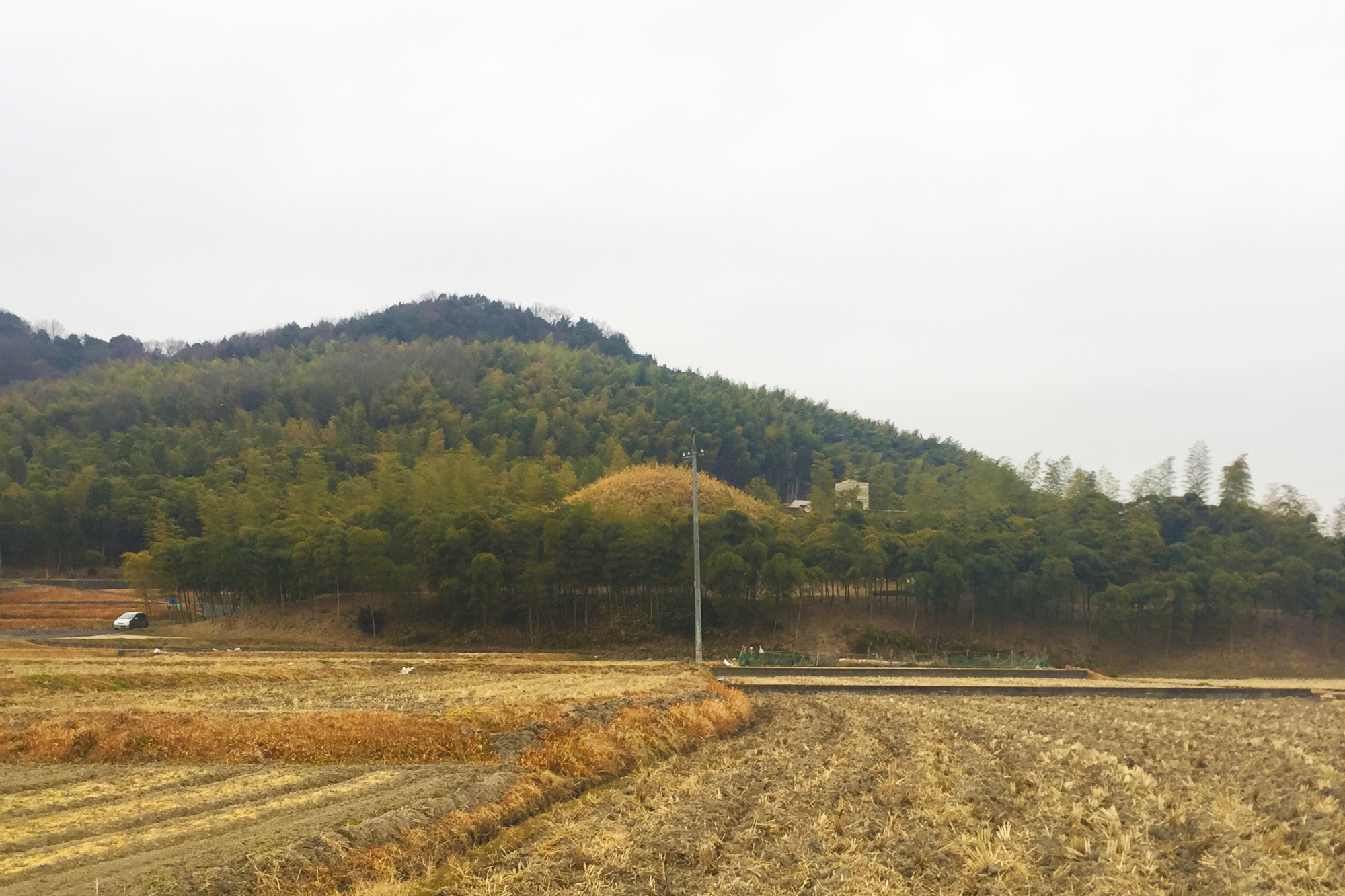 箭田大塚古墳（写真中央の小山）