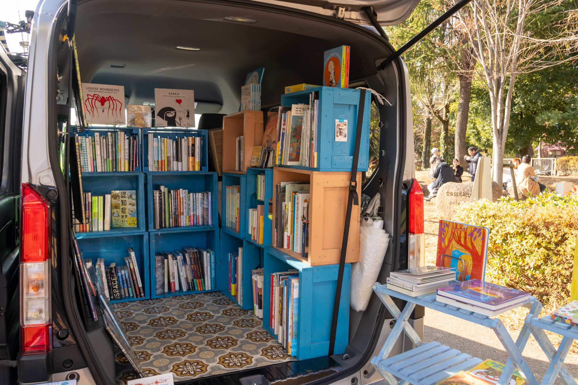 車室内にも大量の本が詰め込まれています