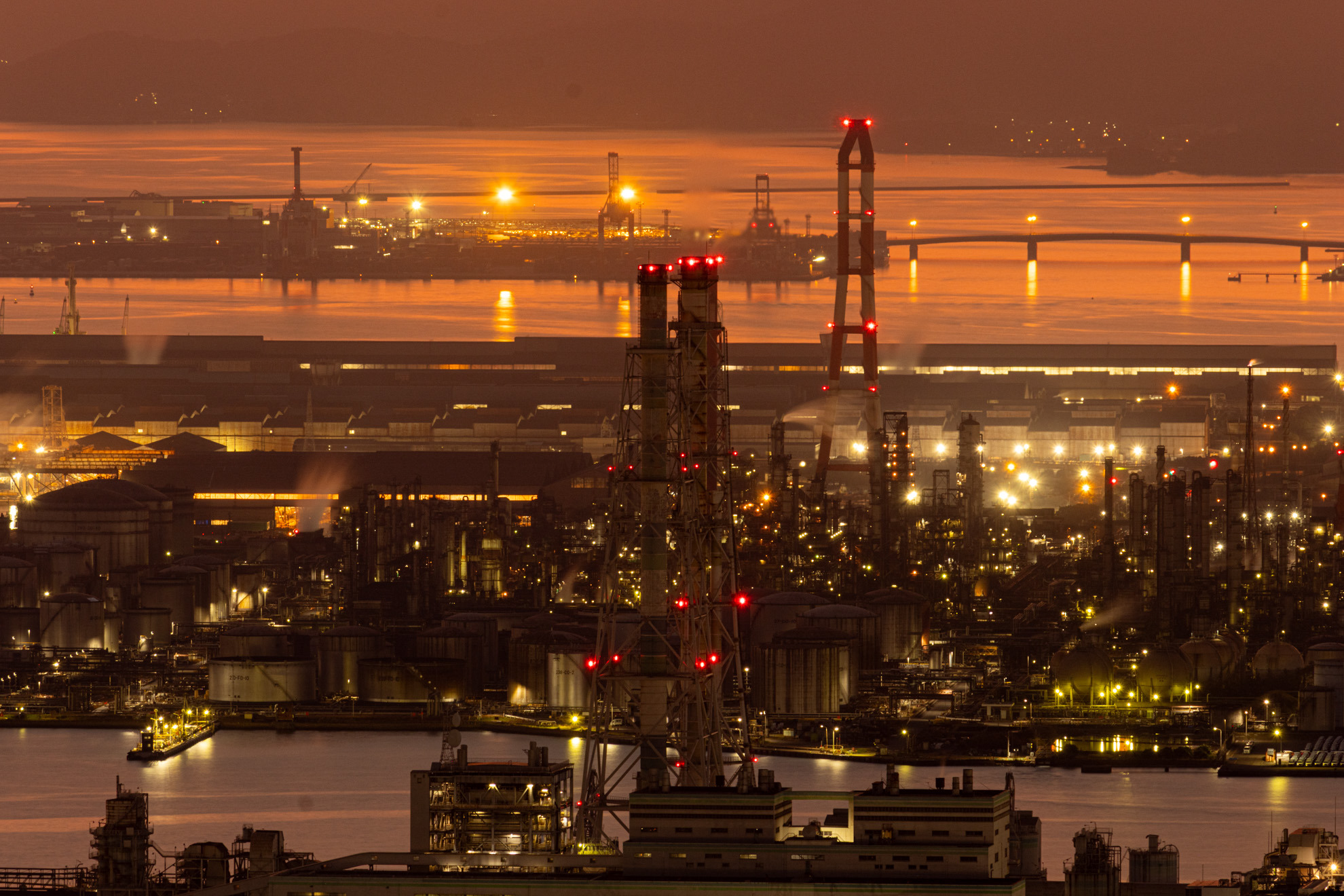 奥には玉島ハーバーアイランドが見えます