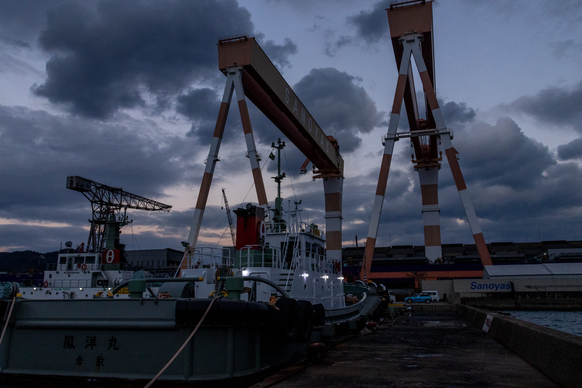 造船所の巨大なゴライアスクレーンを下から望む
