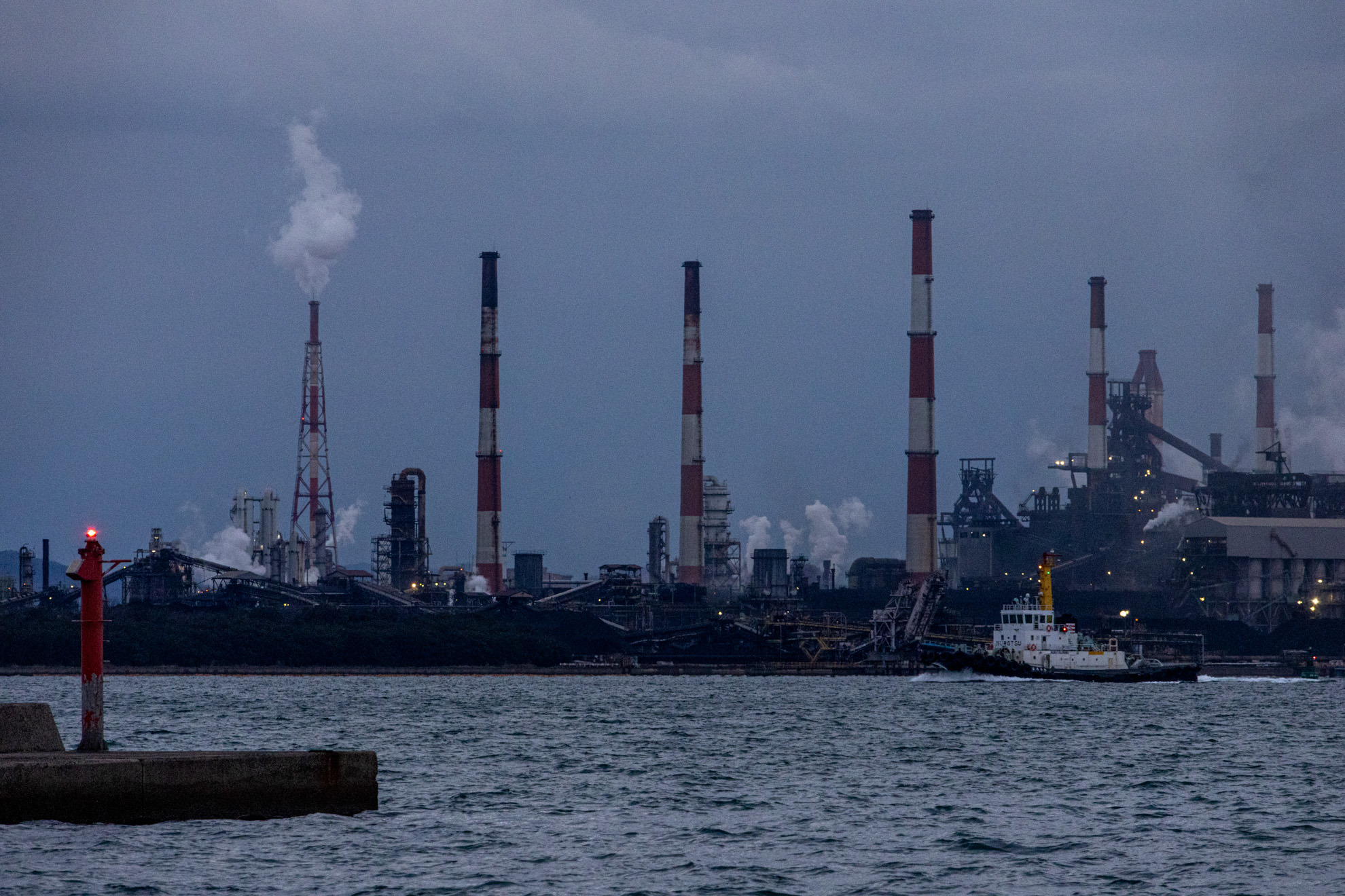 対岸にある製鉄所（JFEスチール）の高炉群を望む