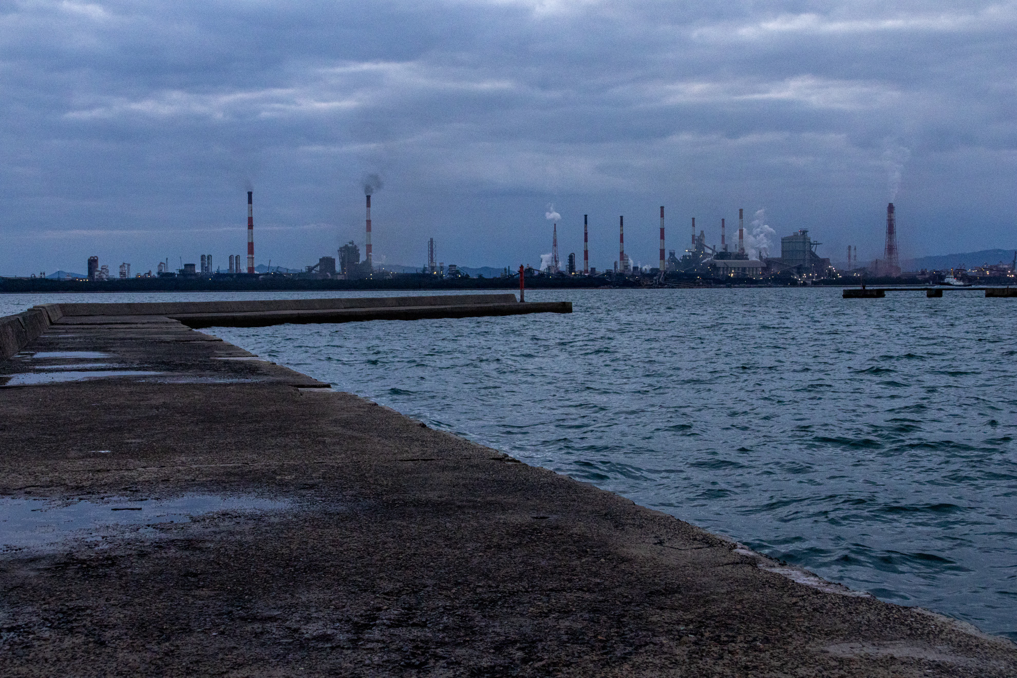 防波堤を歩くときは滑らないように注意してください