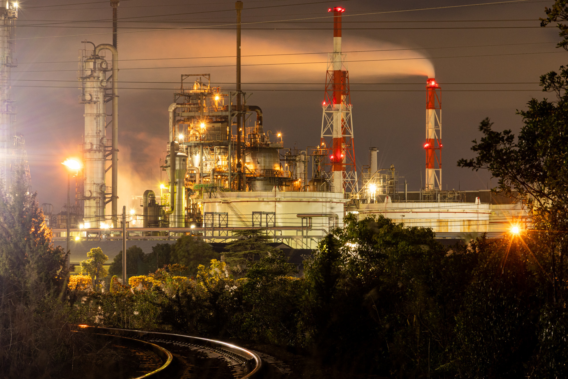 線路越しに見える工場群