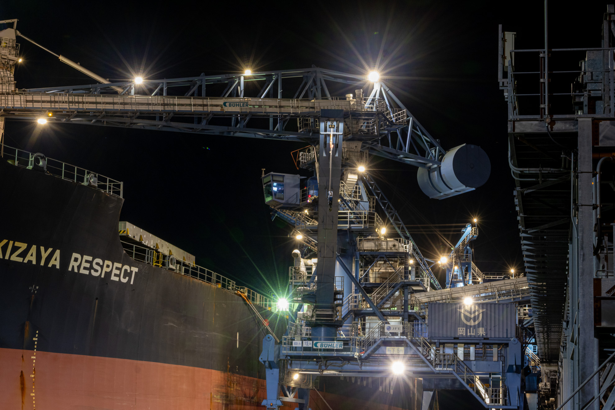 ばら積み船の接岸時にはベルトコンベアが稼働します