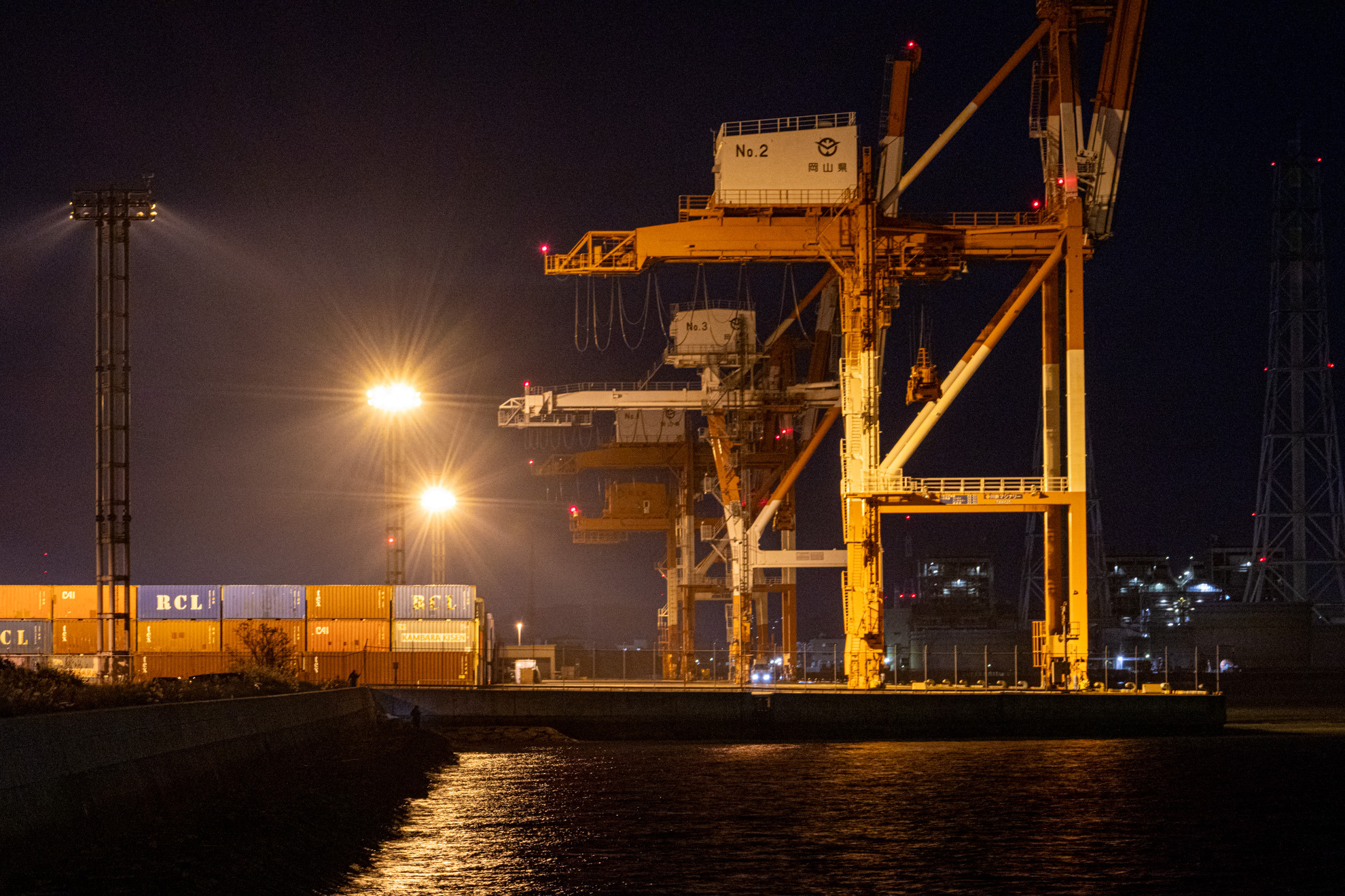 ガントリークレーンが並ぶ岸壁