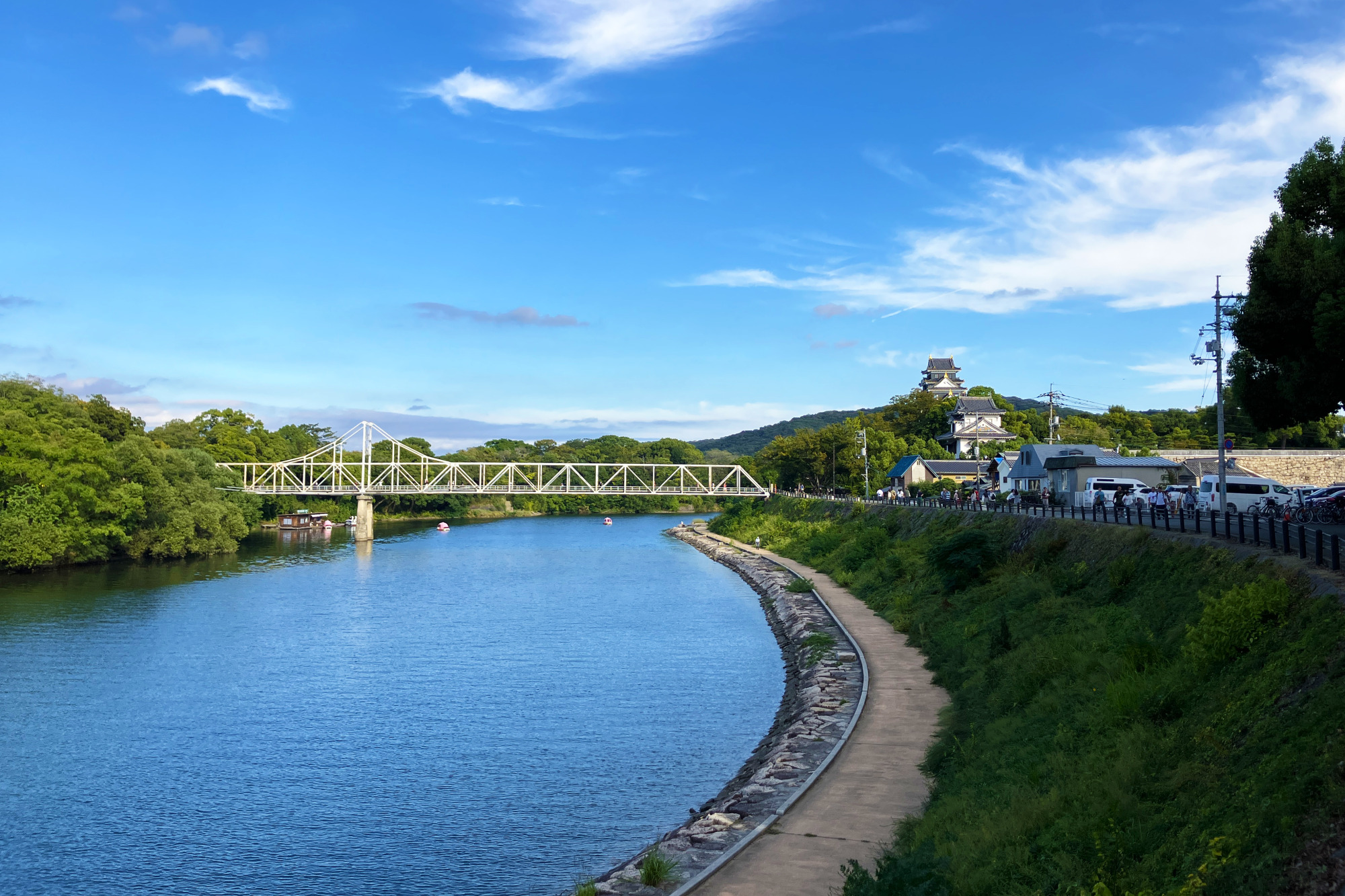 外堀として岡山城の周囲を不自然に蛇行する旭川