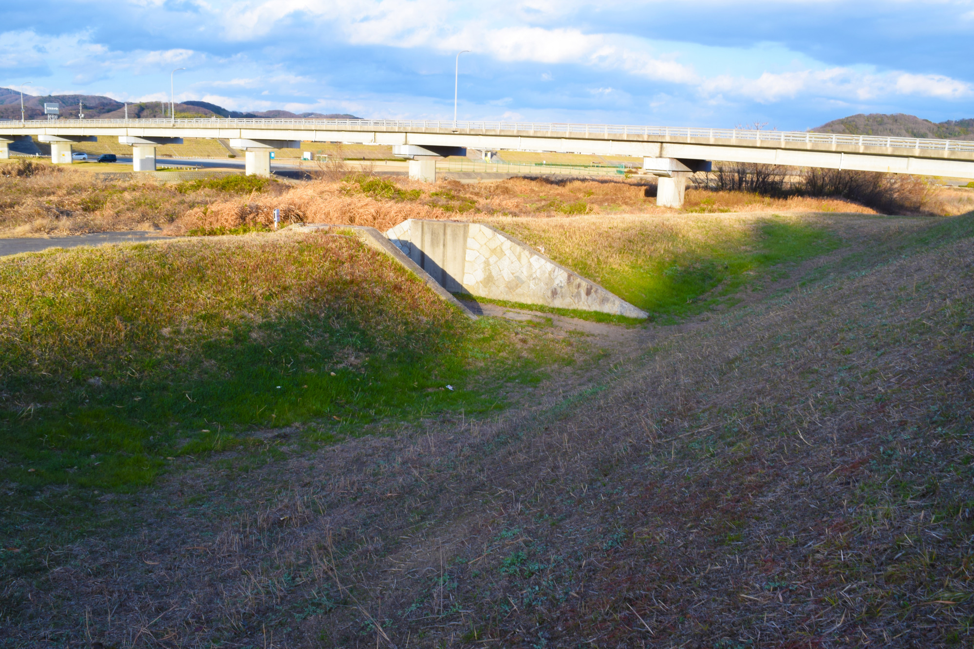 現在の堤防の内側に残された古い堤防の遺構